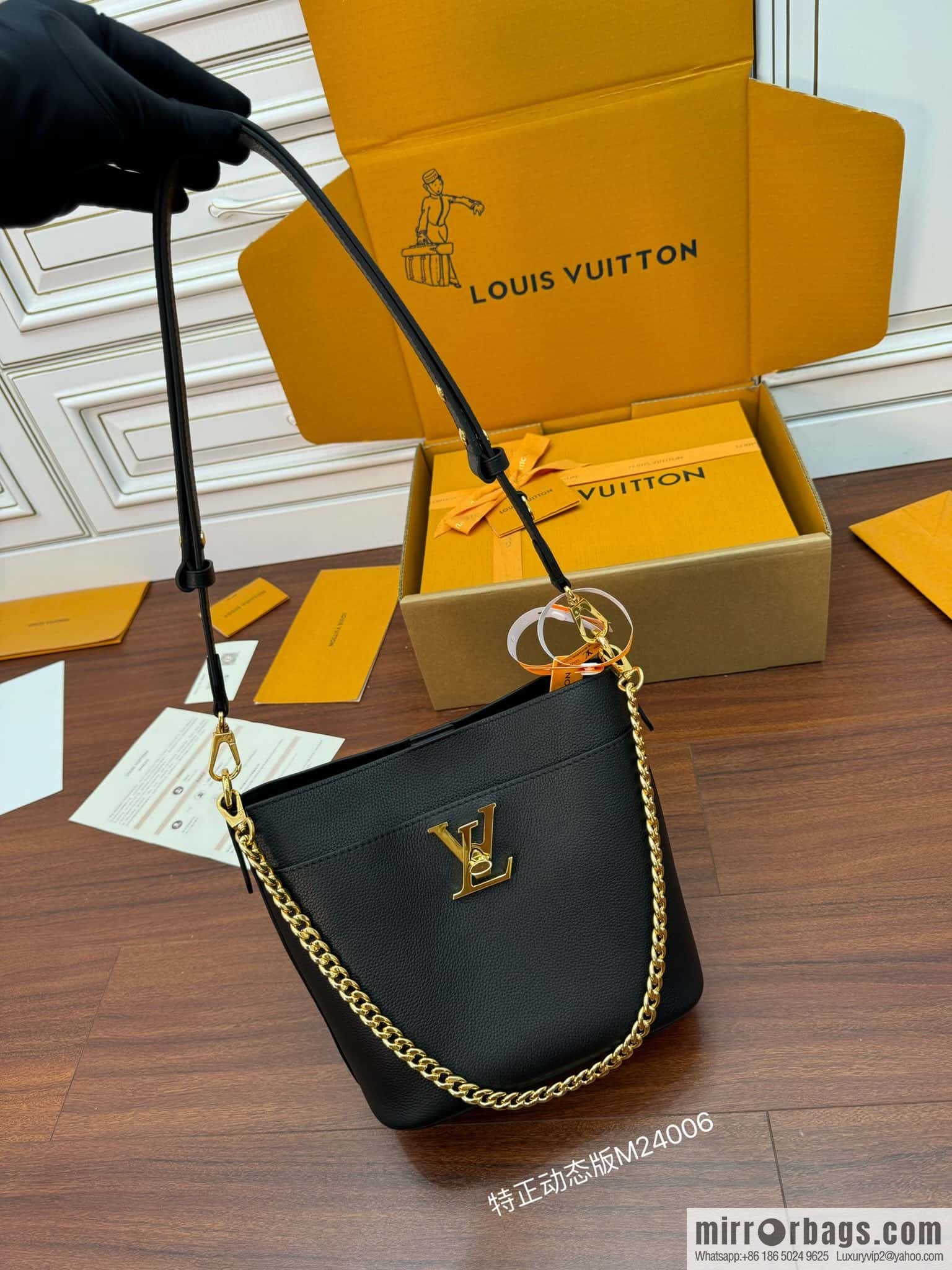 LV M24006 Lock and Walk