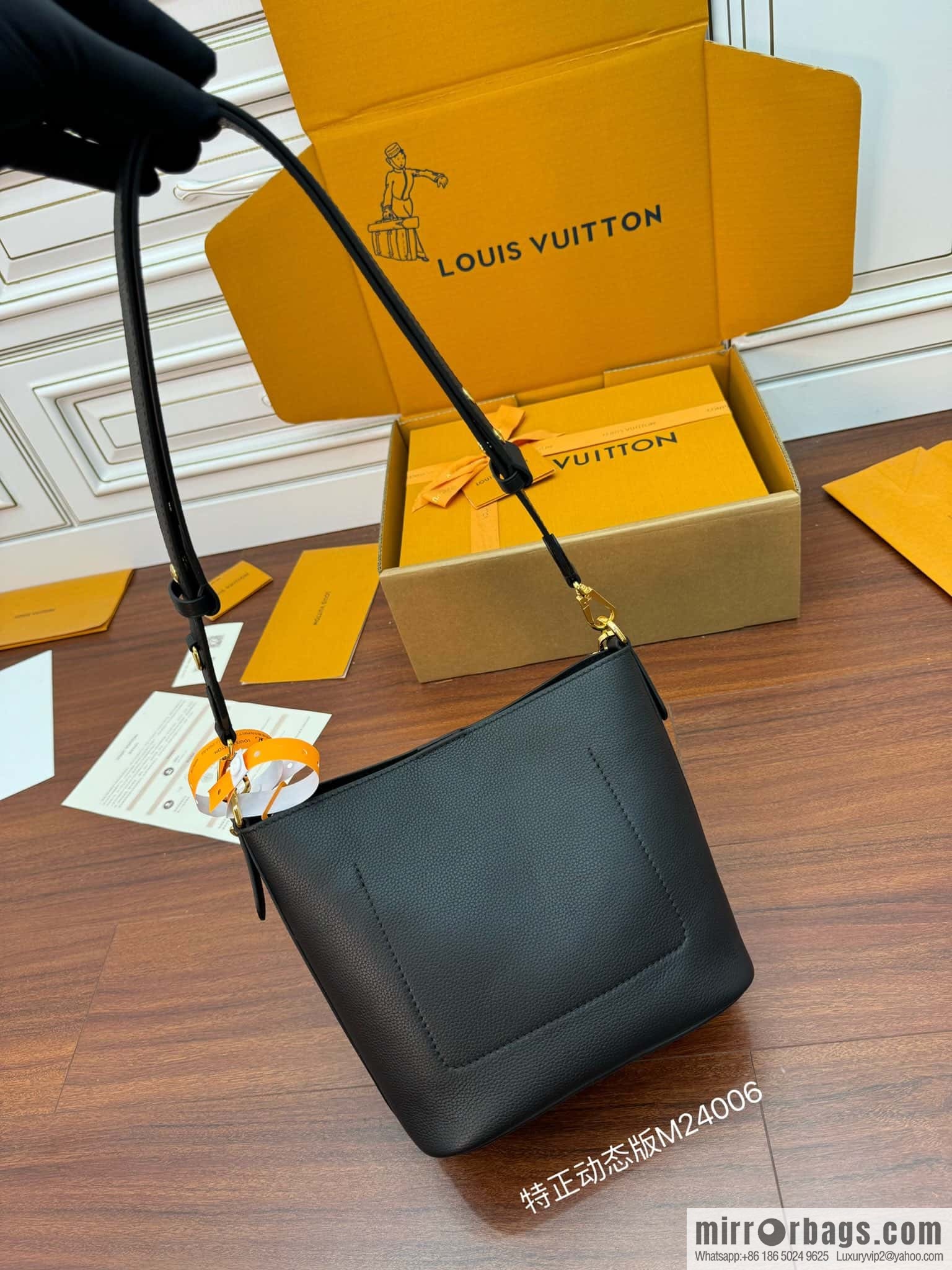 LV M24006 Lock and Walk