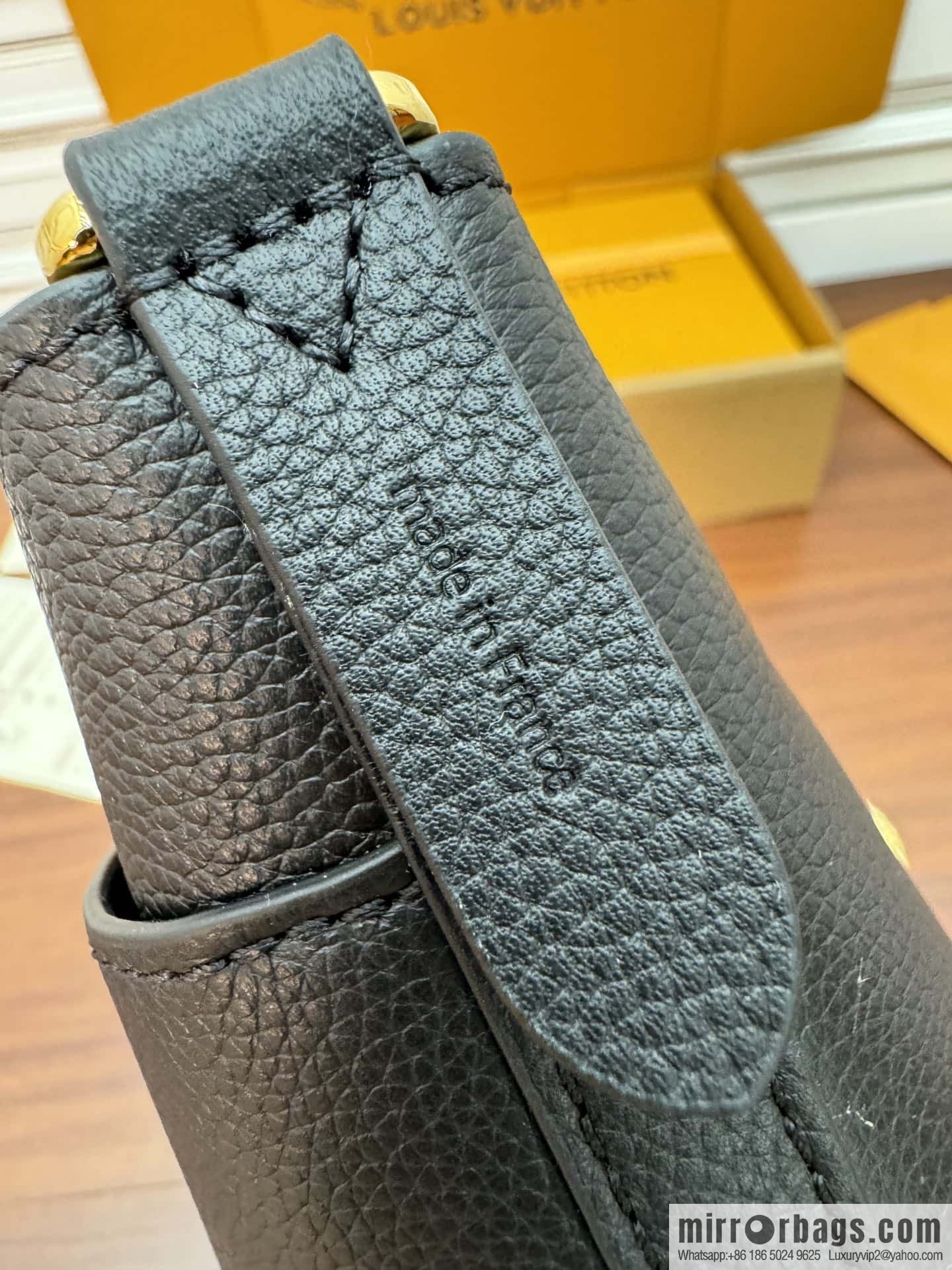 LV M24006 Lock and Walk