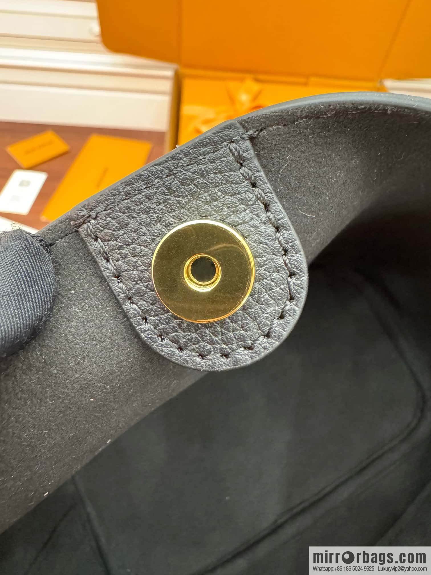 LV M24006 Lock and Walk