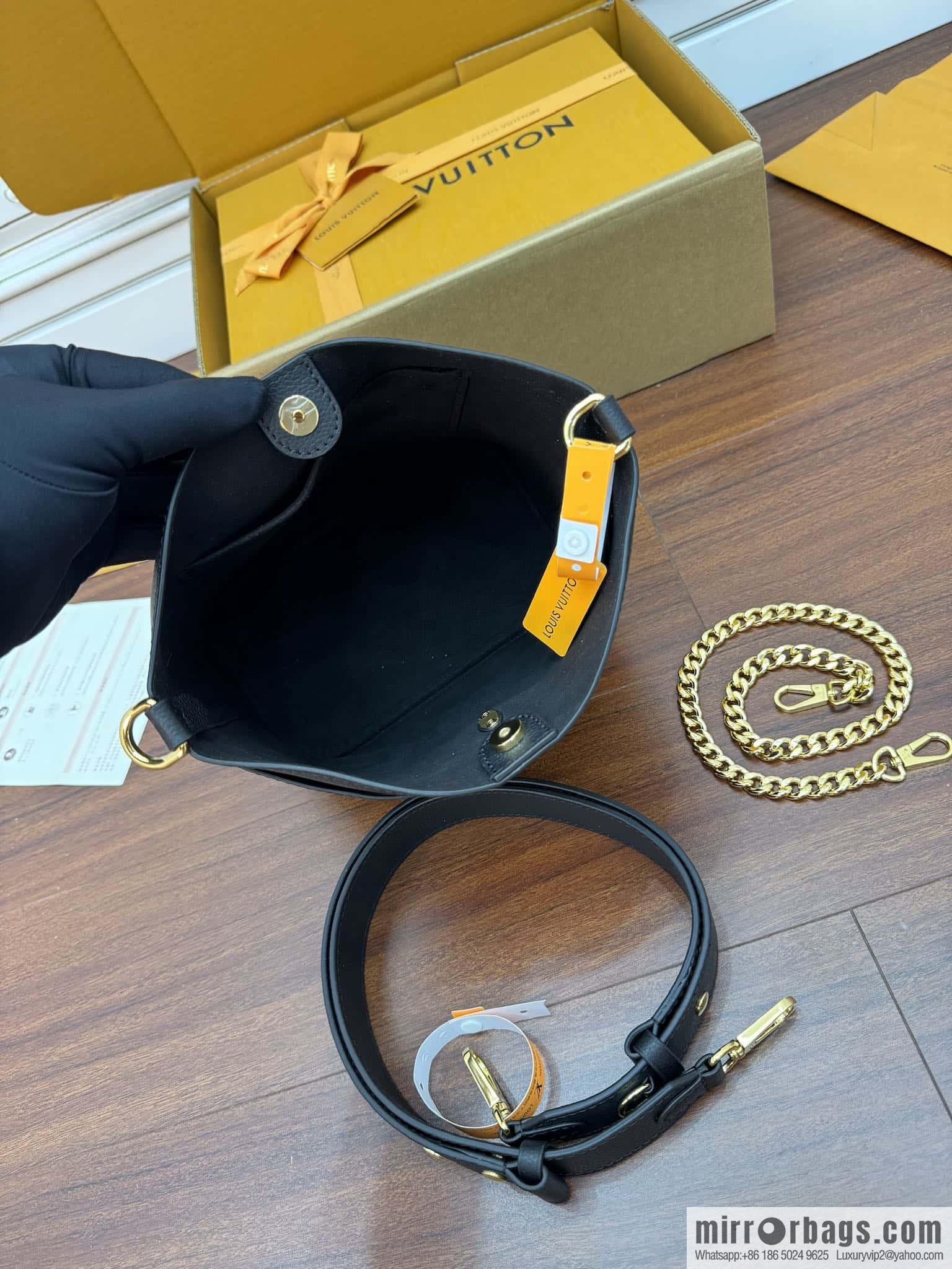 LV M24006 Lock and Walk