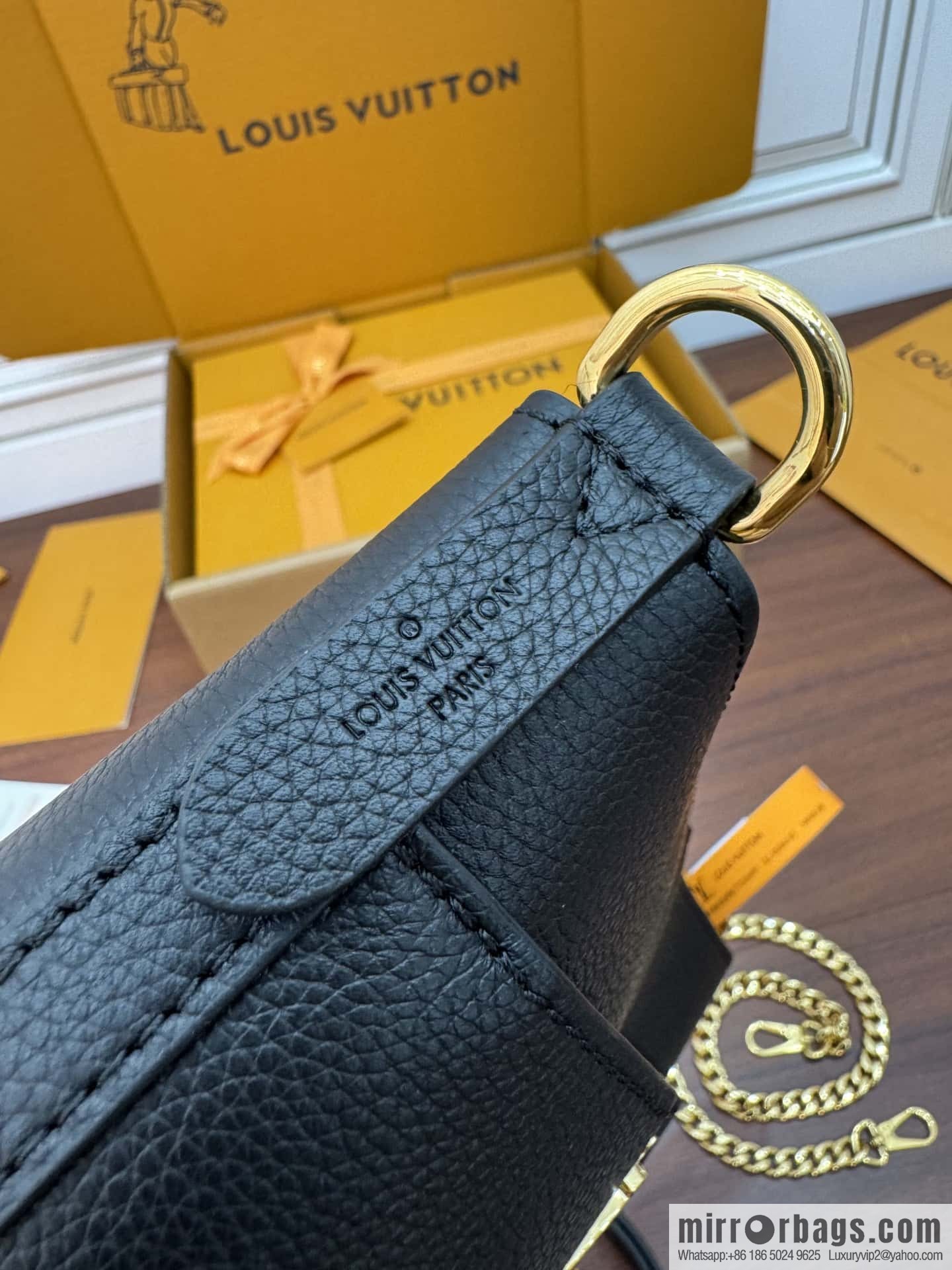 LV M24006 Lock and Walk
