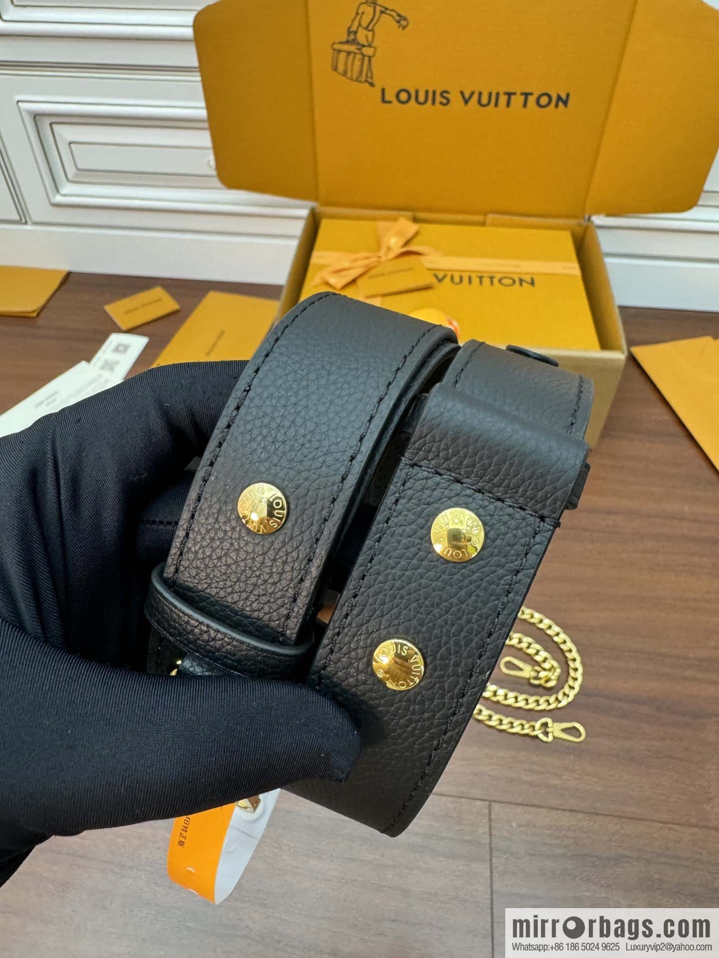 LV M24006 Lock and Walk