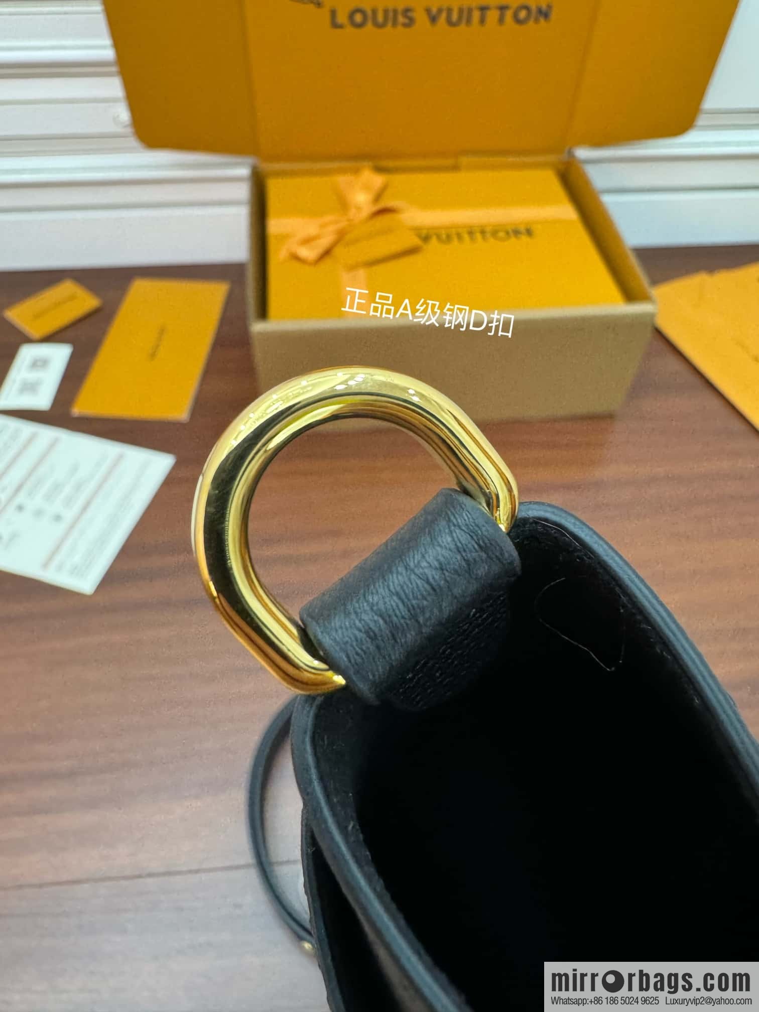 LV M24006 Lock and Walk