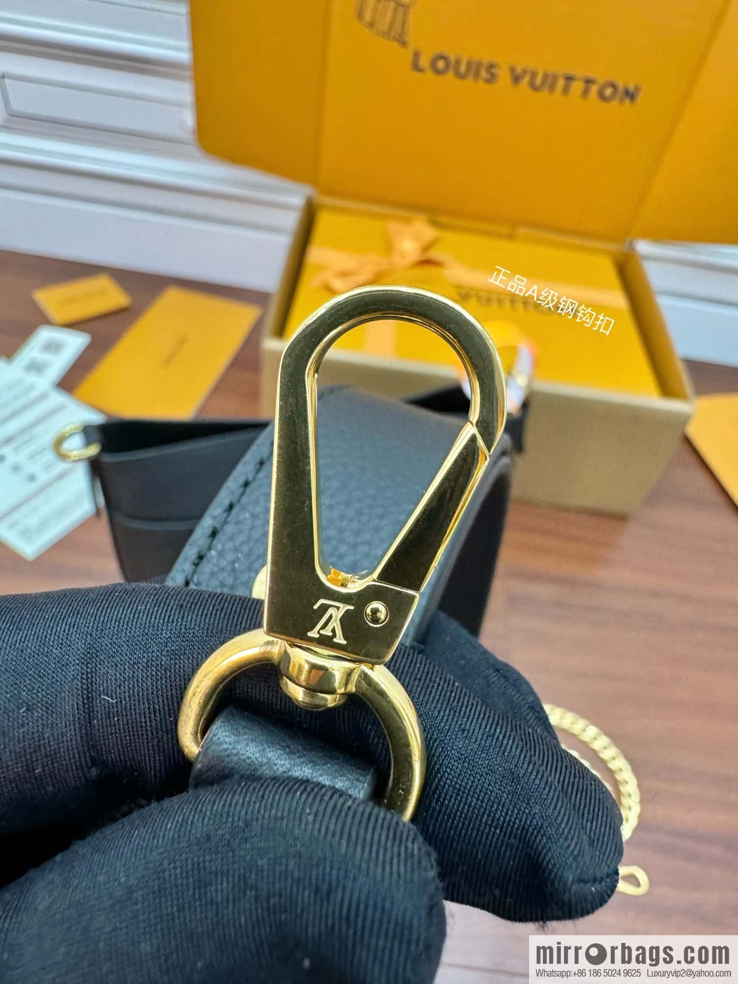 LV M24006 Lock and Walk