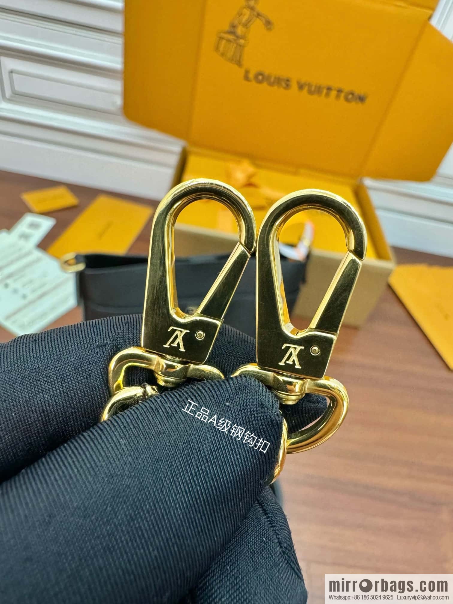 LV M24006 Lock and Walk
