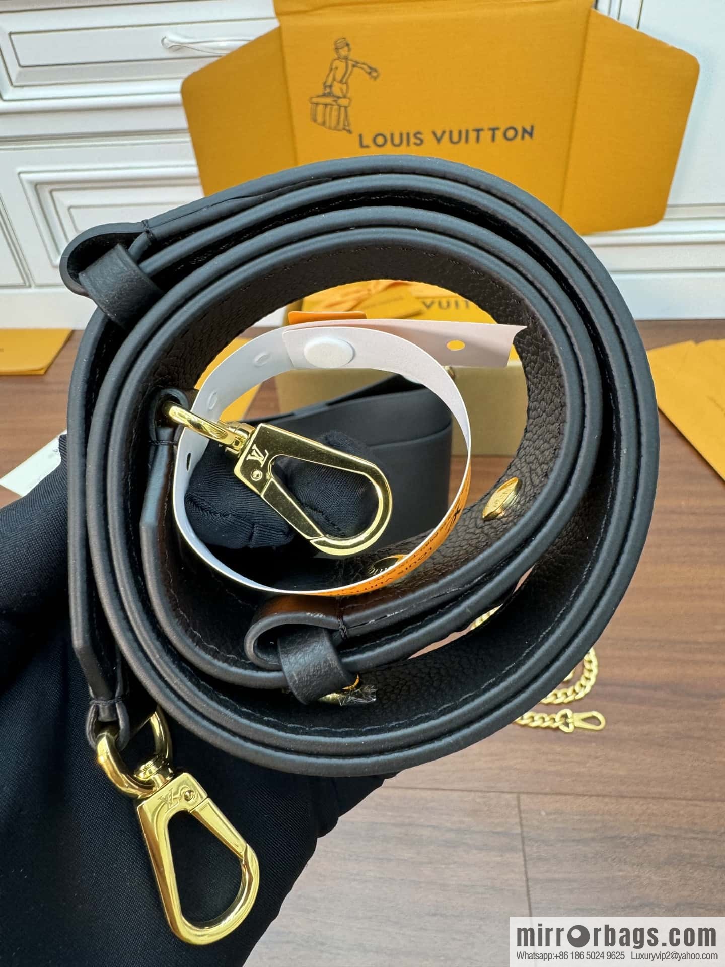 LV M24006 Lock and Walk