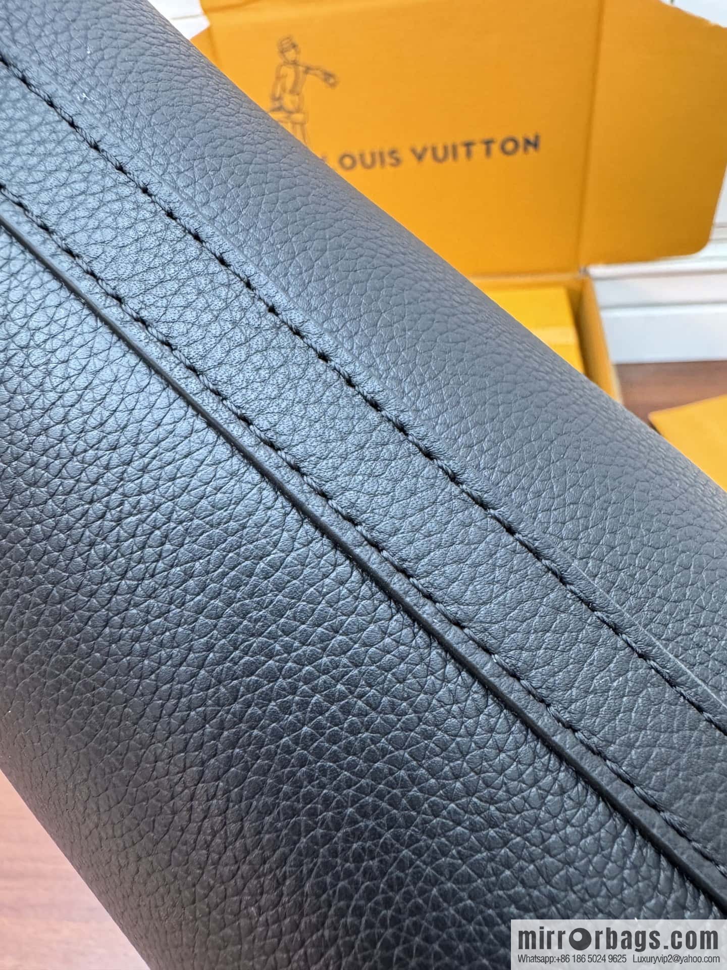 LV M24006 Lock and Walk