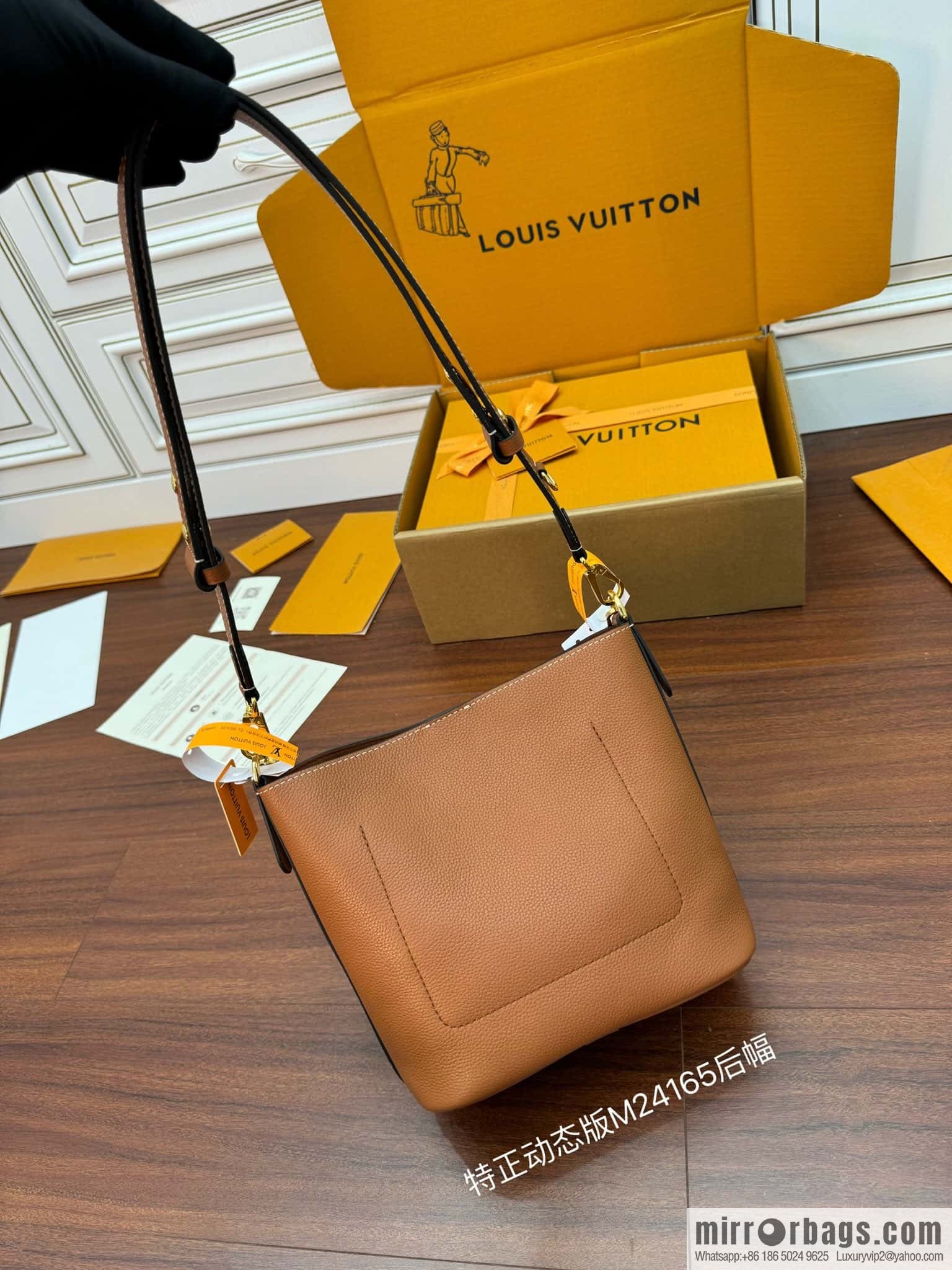 LV M24165 Lock and Walk
