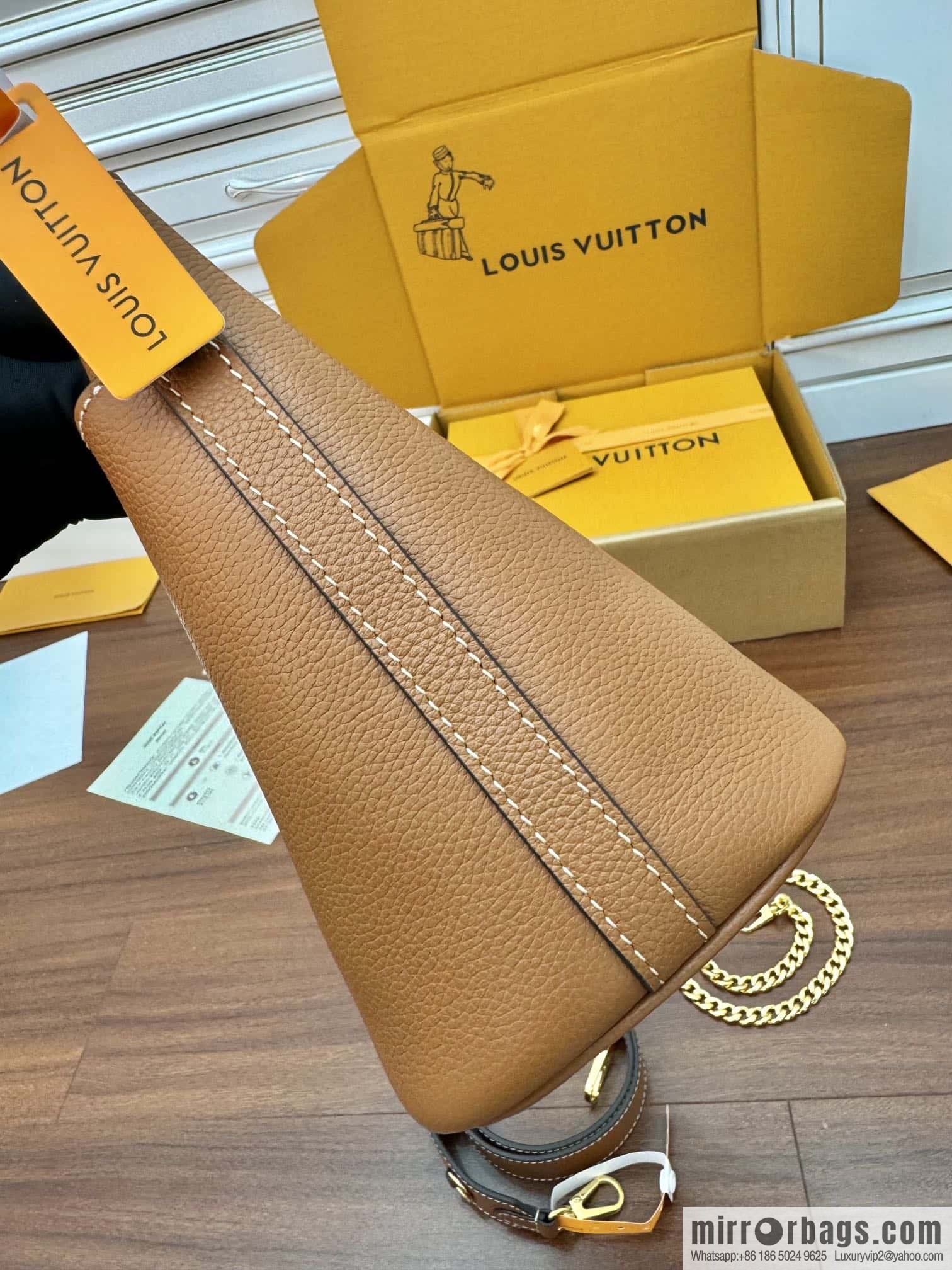 LV M24165 Lock and Walk
