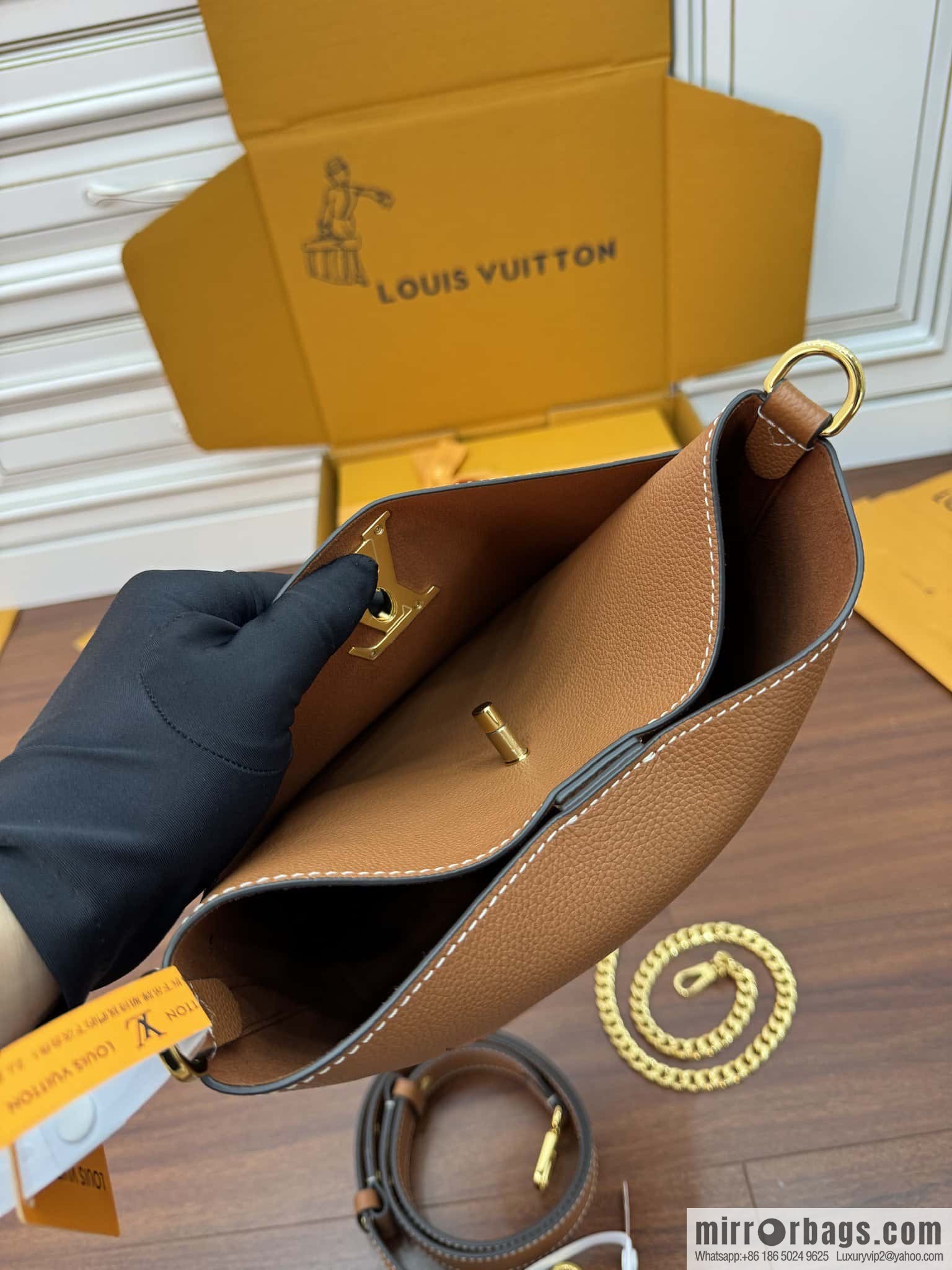 LV M24165 Lock and Walk