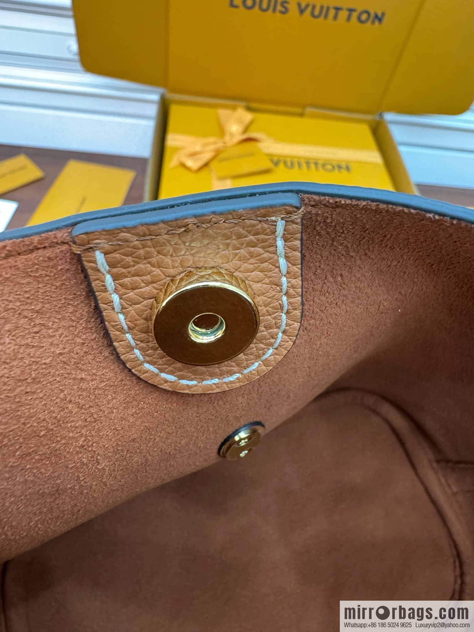 LV M24165 Lock and Walk