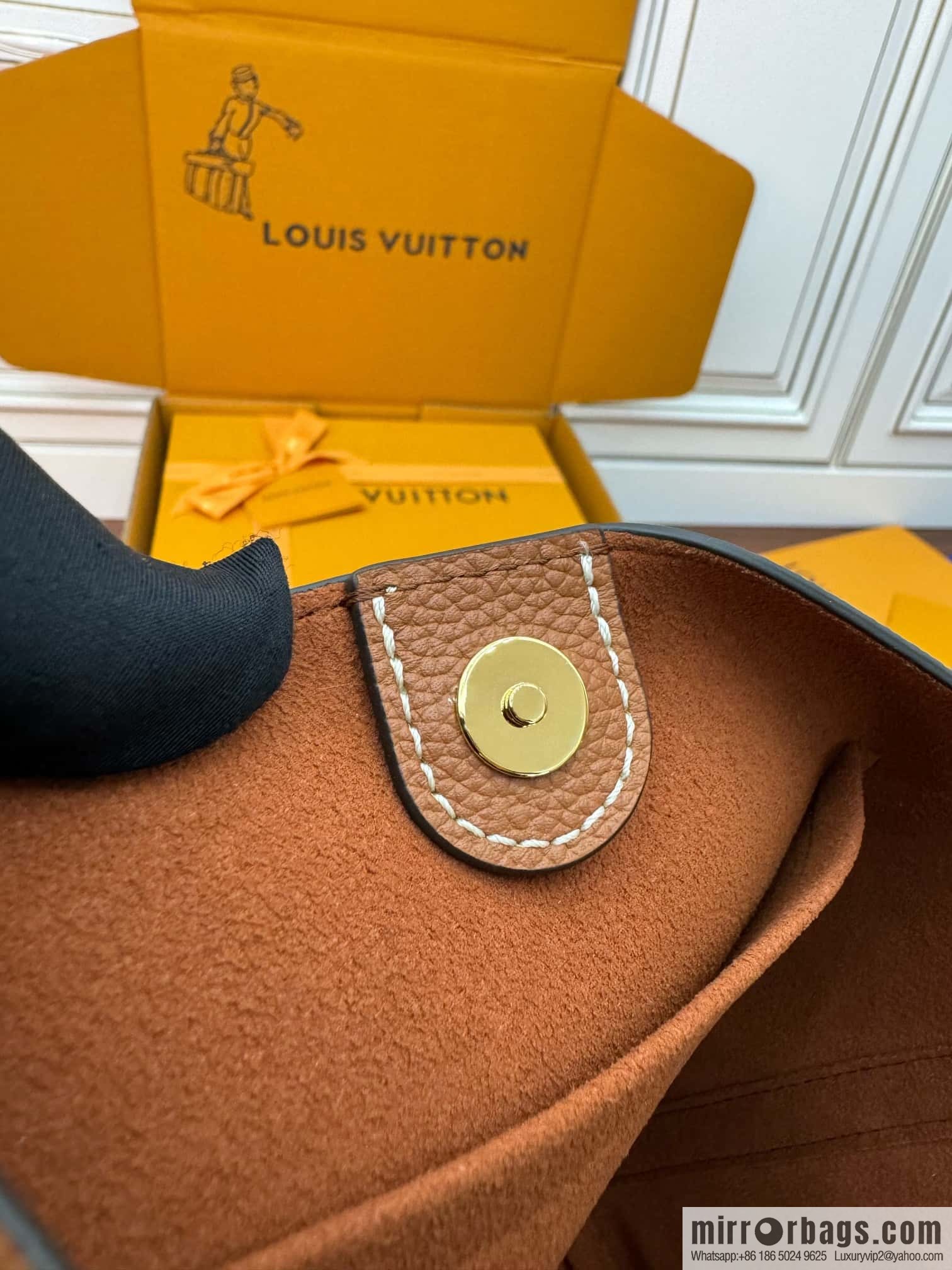 LV M24165 Lock and Walk