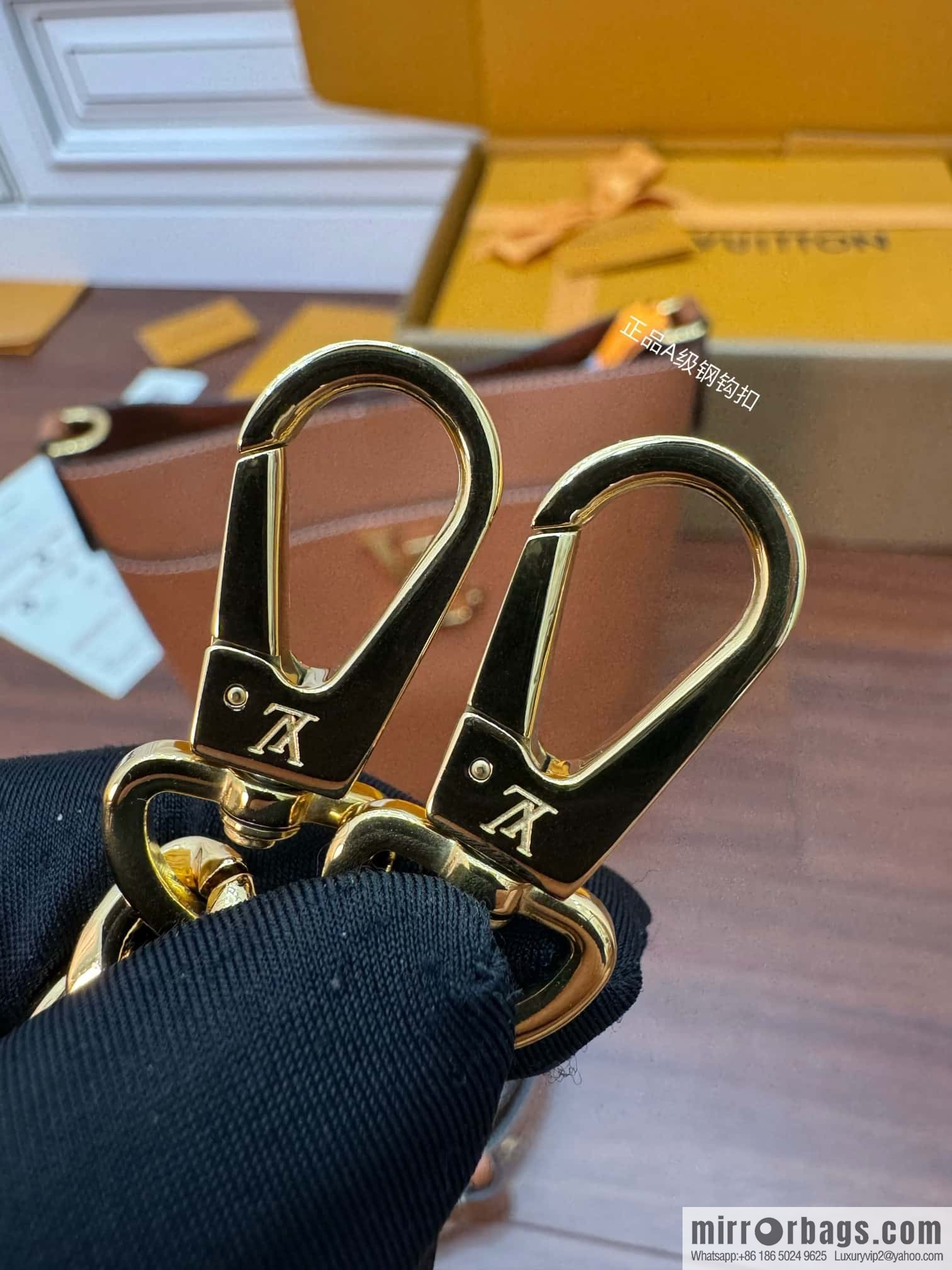 LV M24165 Lock and Walk