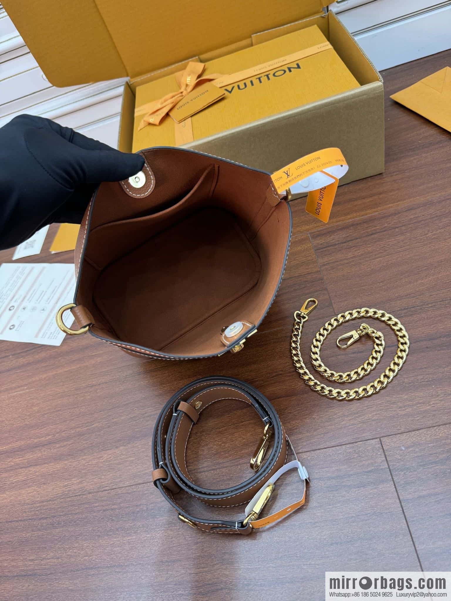 LV M24165 Lock and Walk