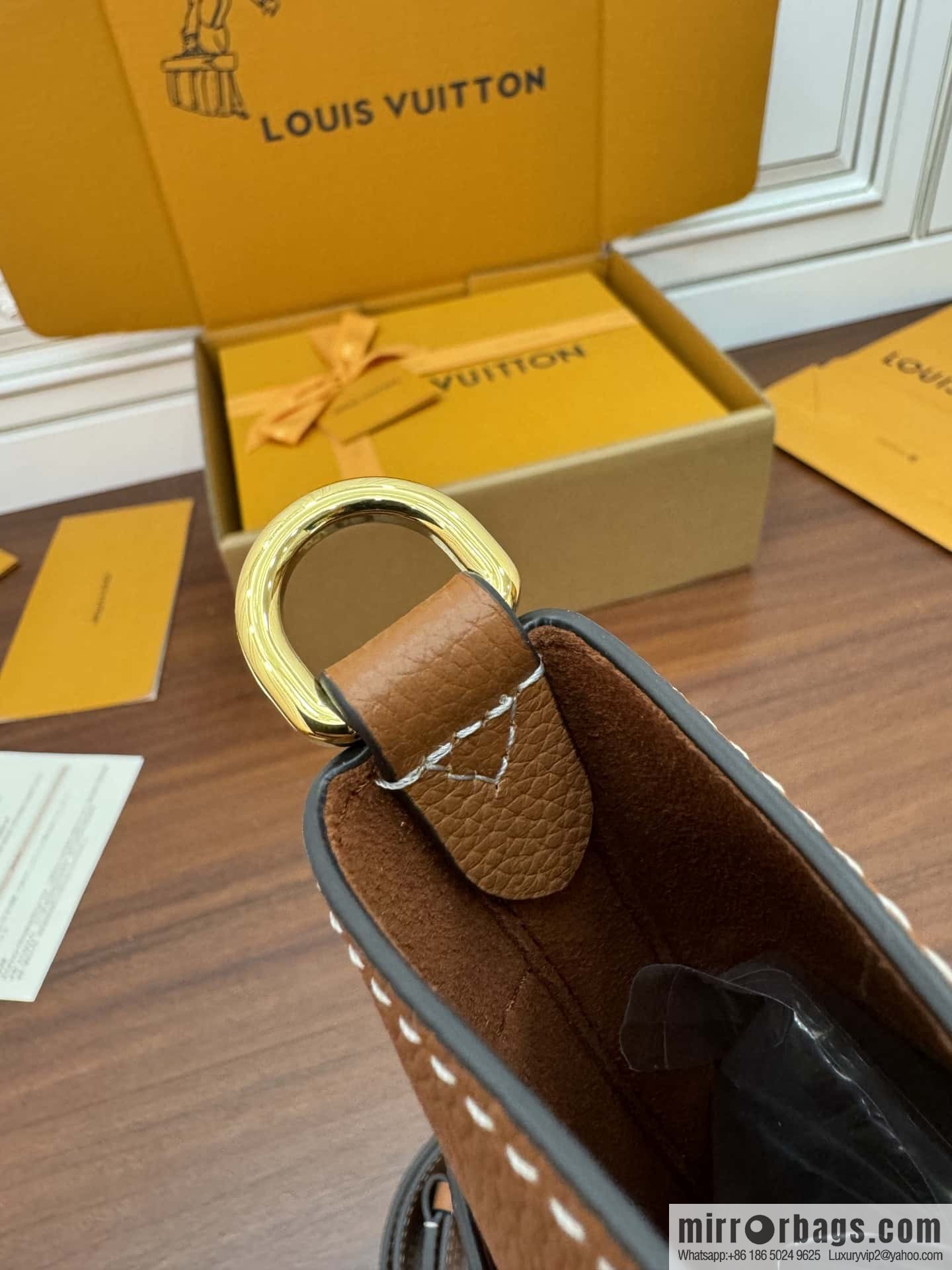 LV M24165 Lock and Walk