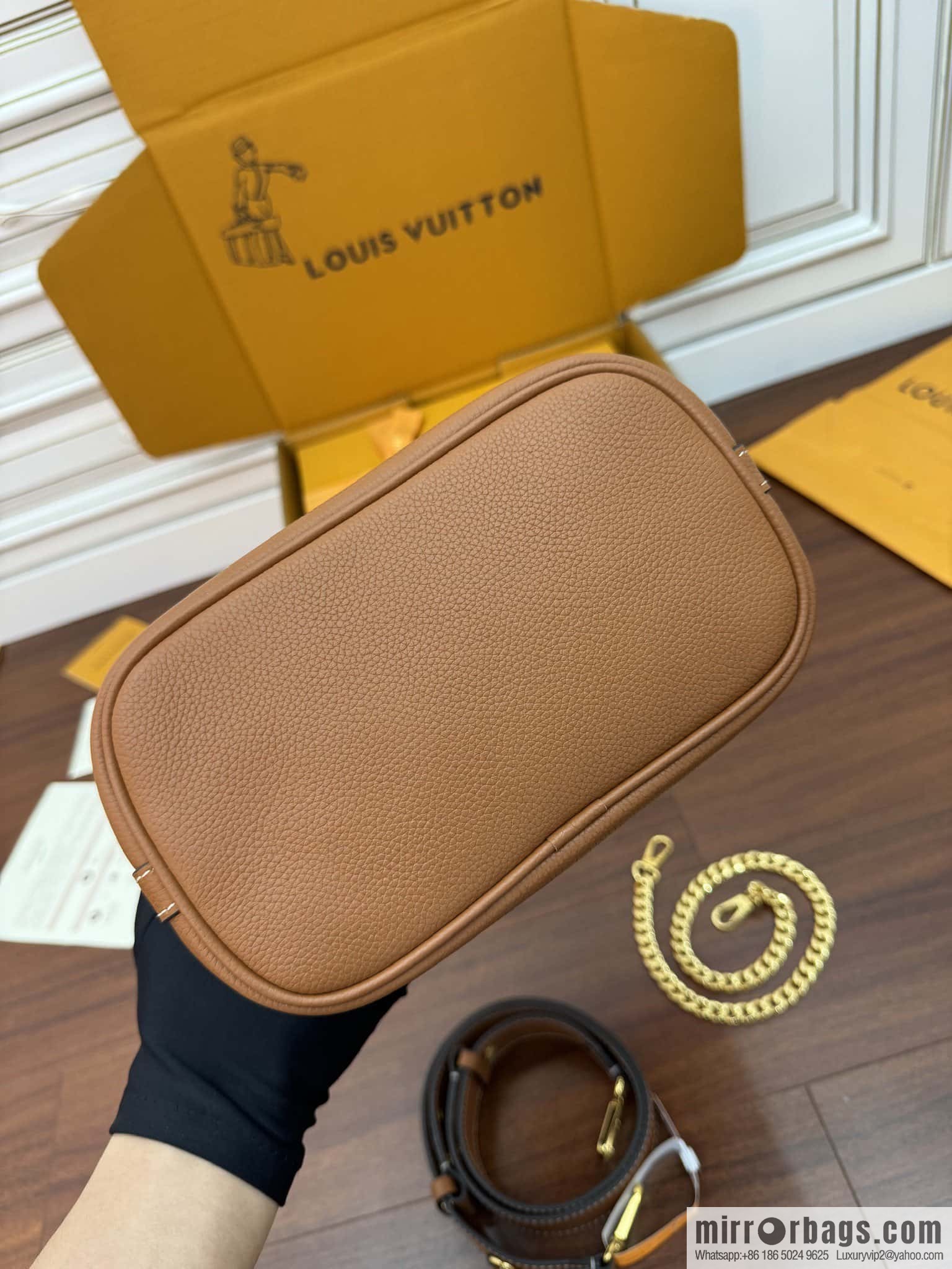 LV M24165 Lock and Walk