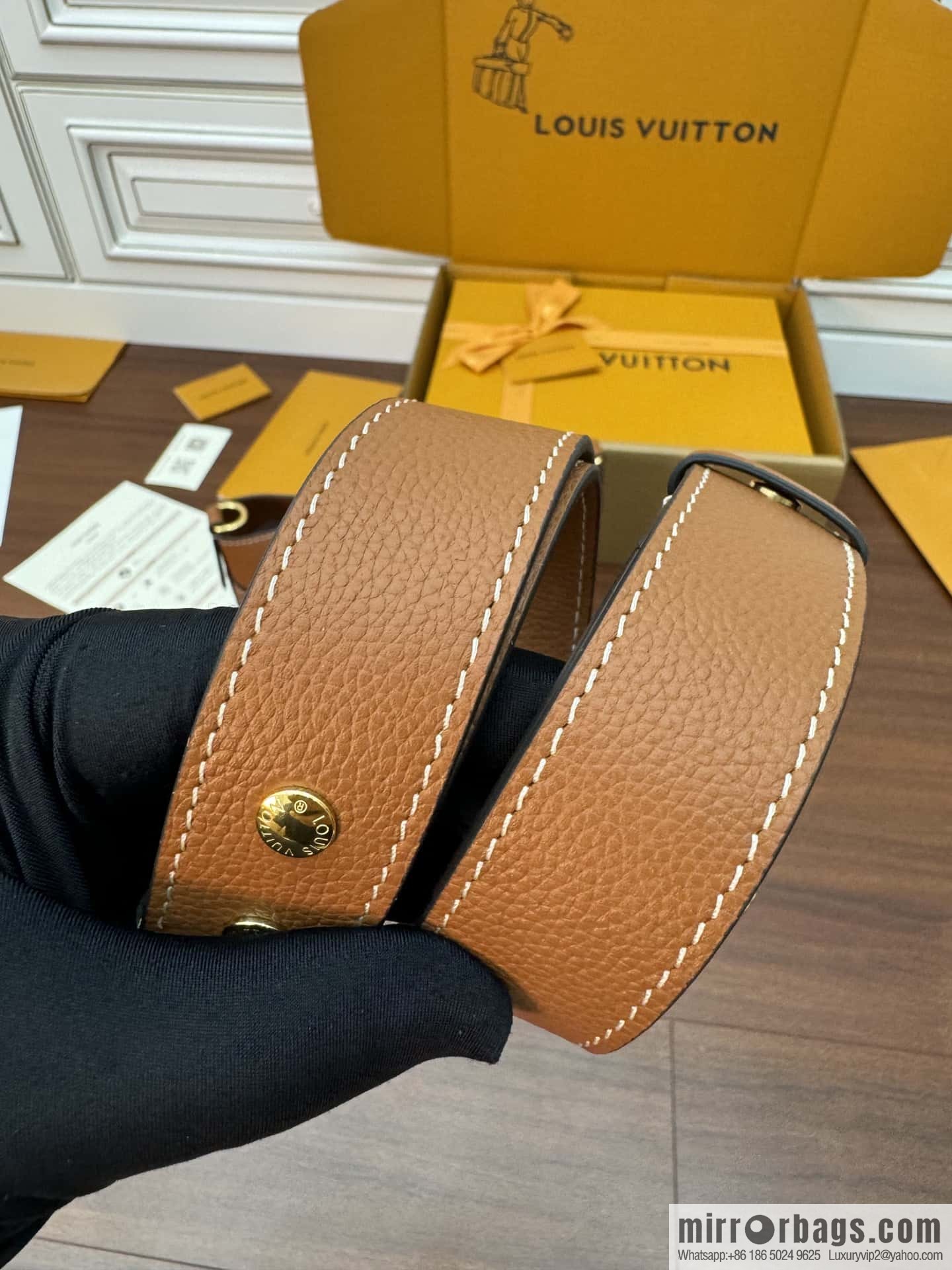 LV M24165 Lock and Walk