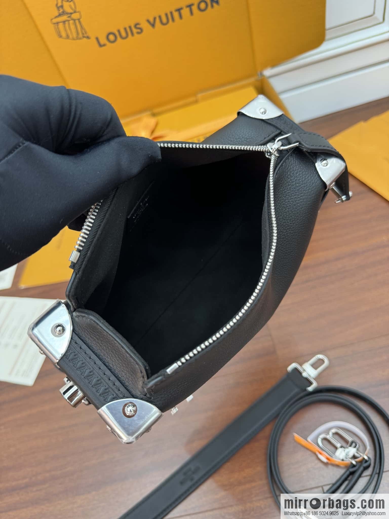 LV M25160 Side Trunk MM