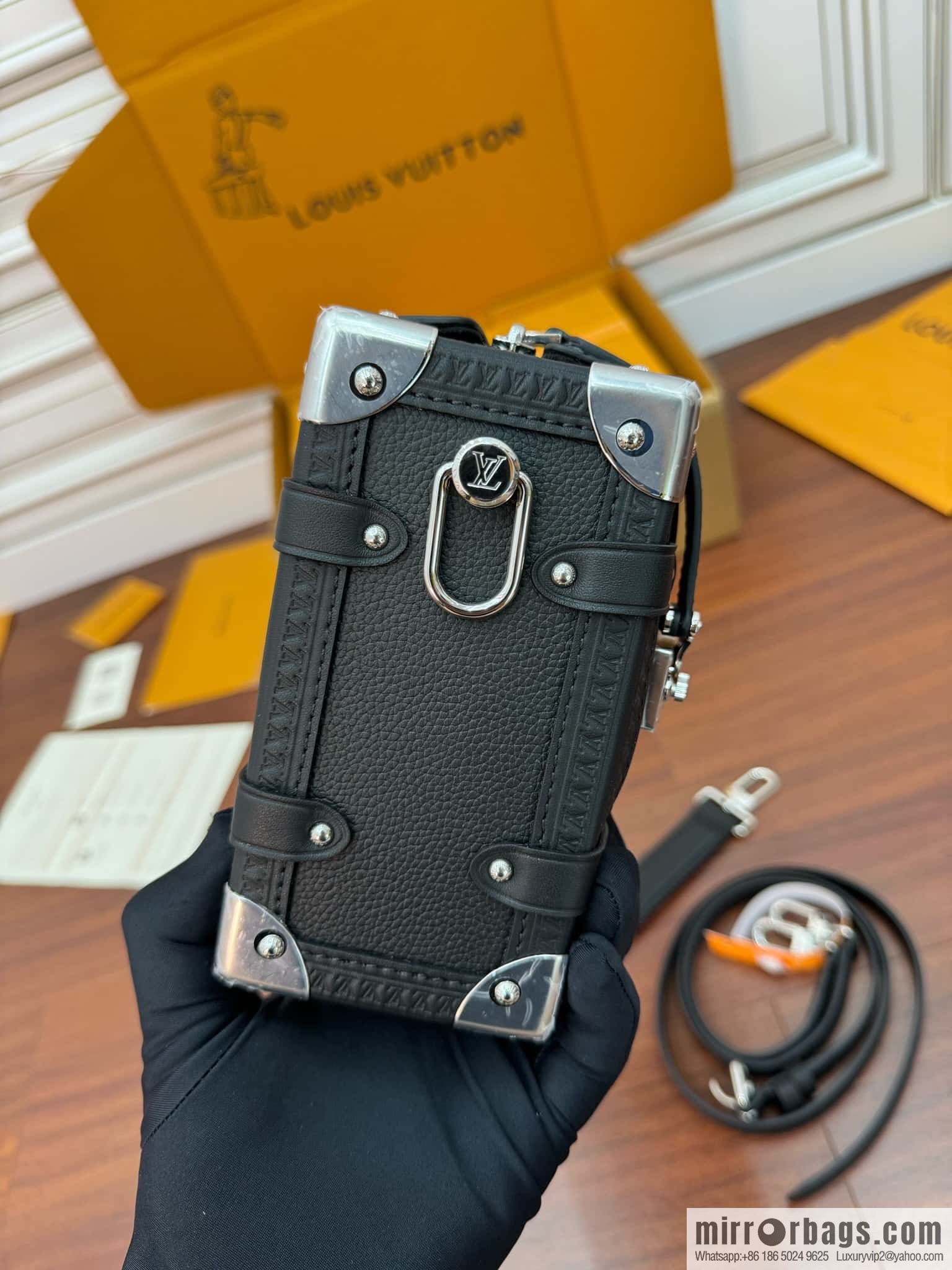 LV M25160 Side Trunk MM
