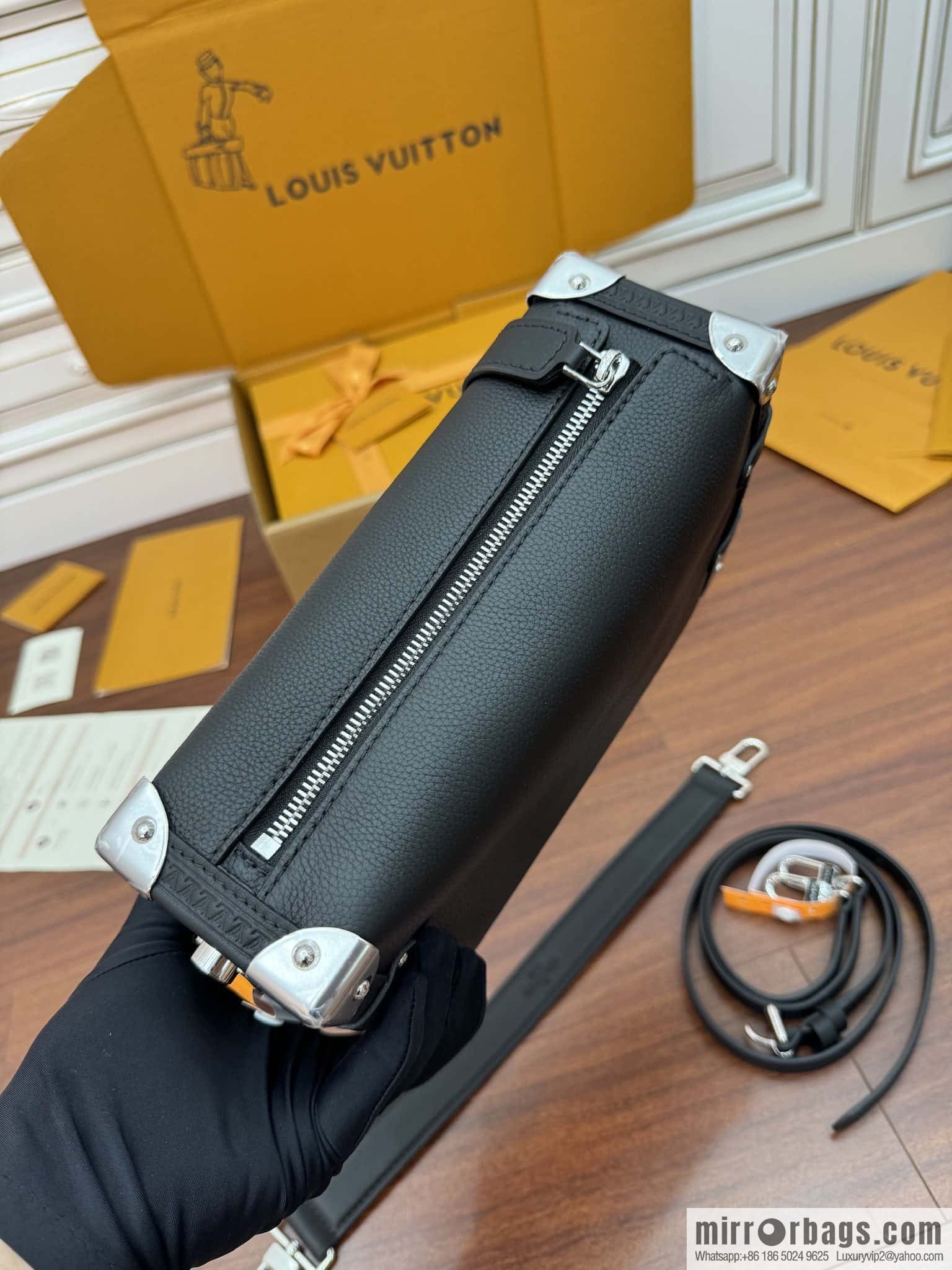 LV M25160 Side Trunk MM