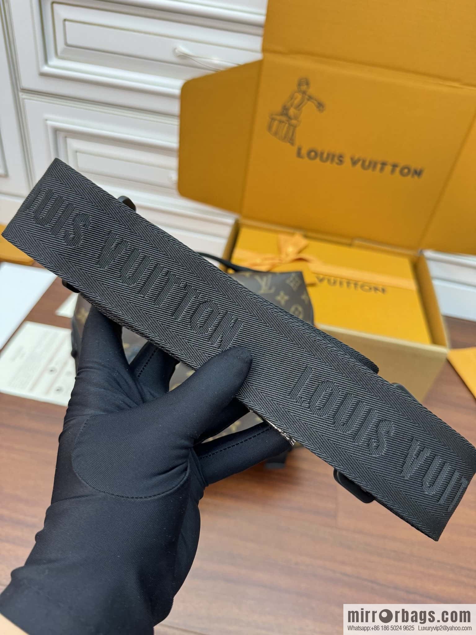 LV M46972 New LV TRAIL messenger bag for the season