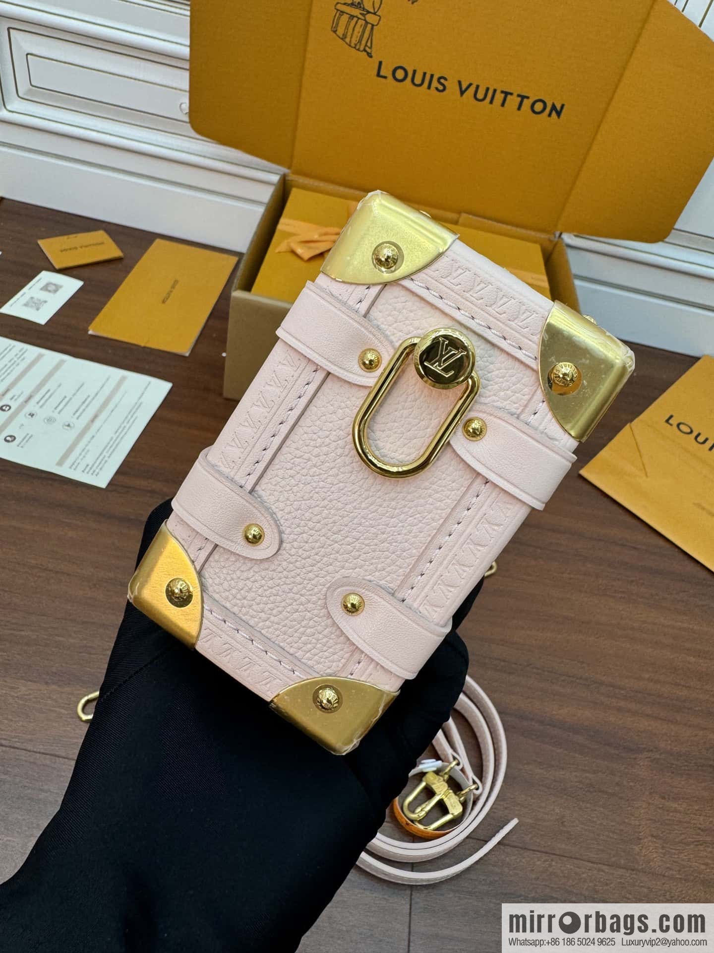 LV M25071 Season's new SIDE TRUNK small handbag