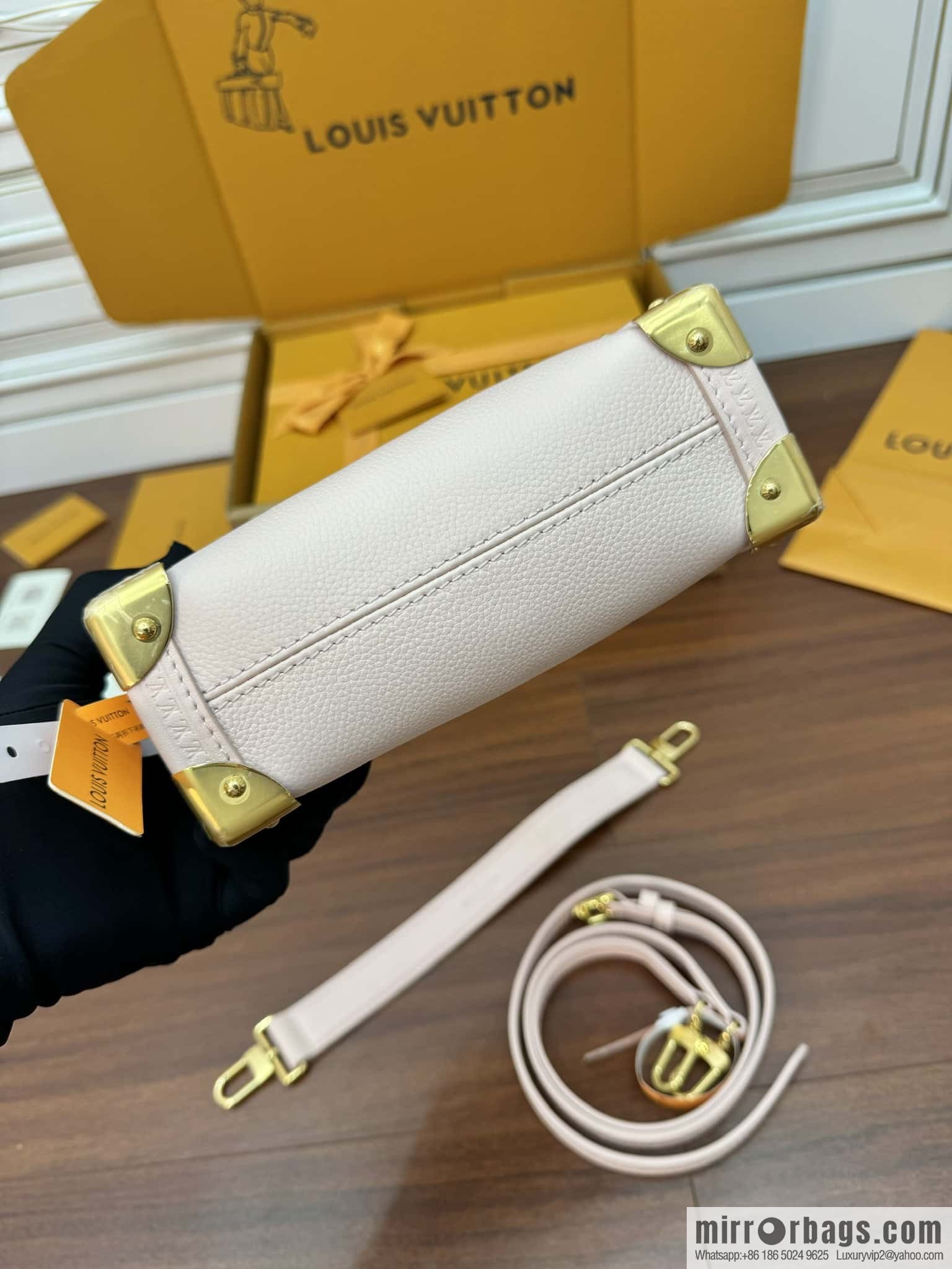 LV M25071 Season's new SIDE TRUNK small handbag