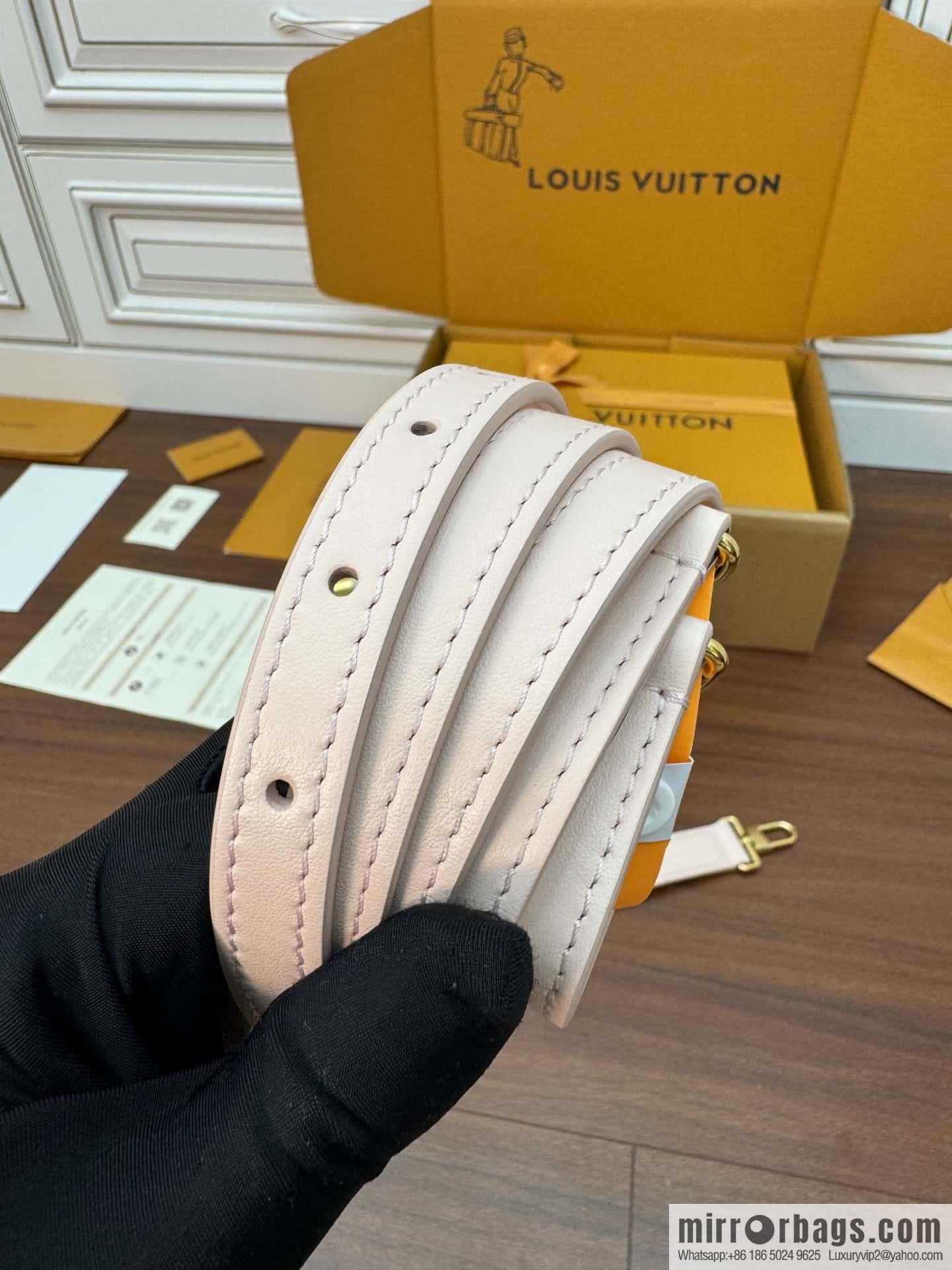 LV M25071 Season's new SIDE TRUNK small handbag