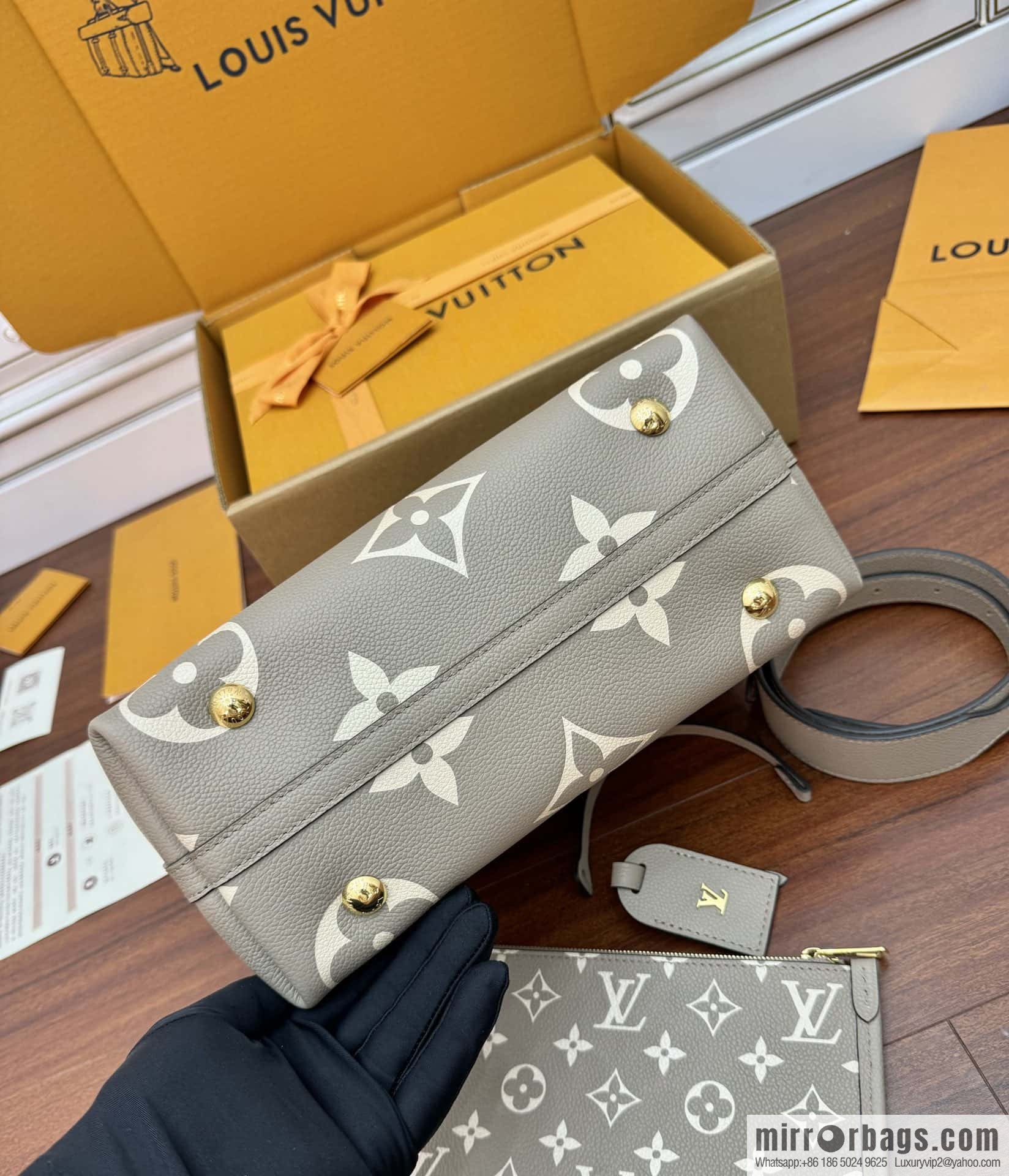 LV M47180 CARRYALL Small handbag