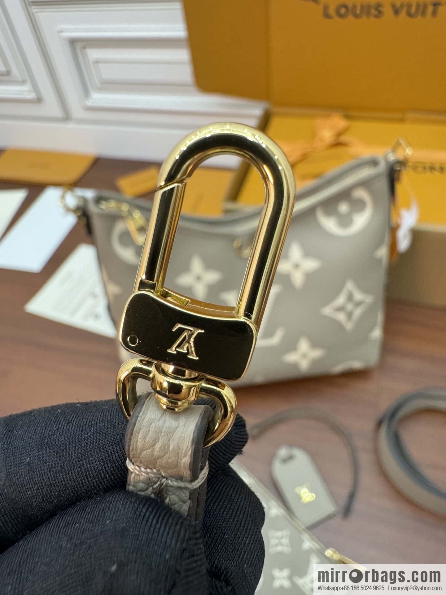 LV M47180 CARRYALL Small handbag