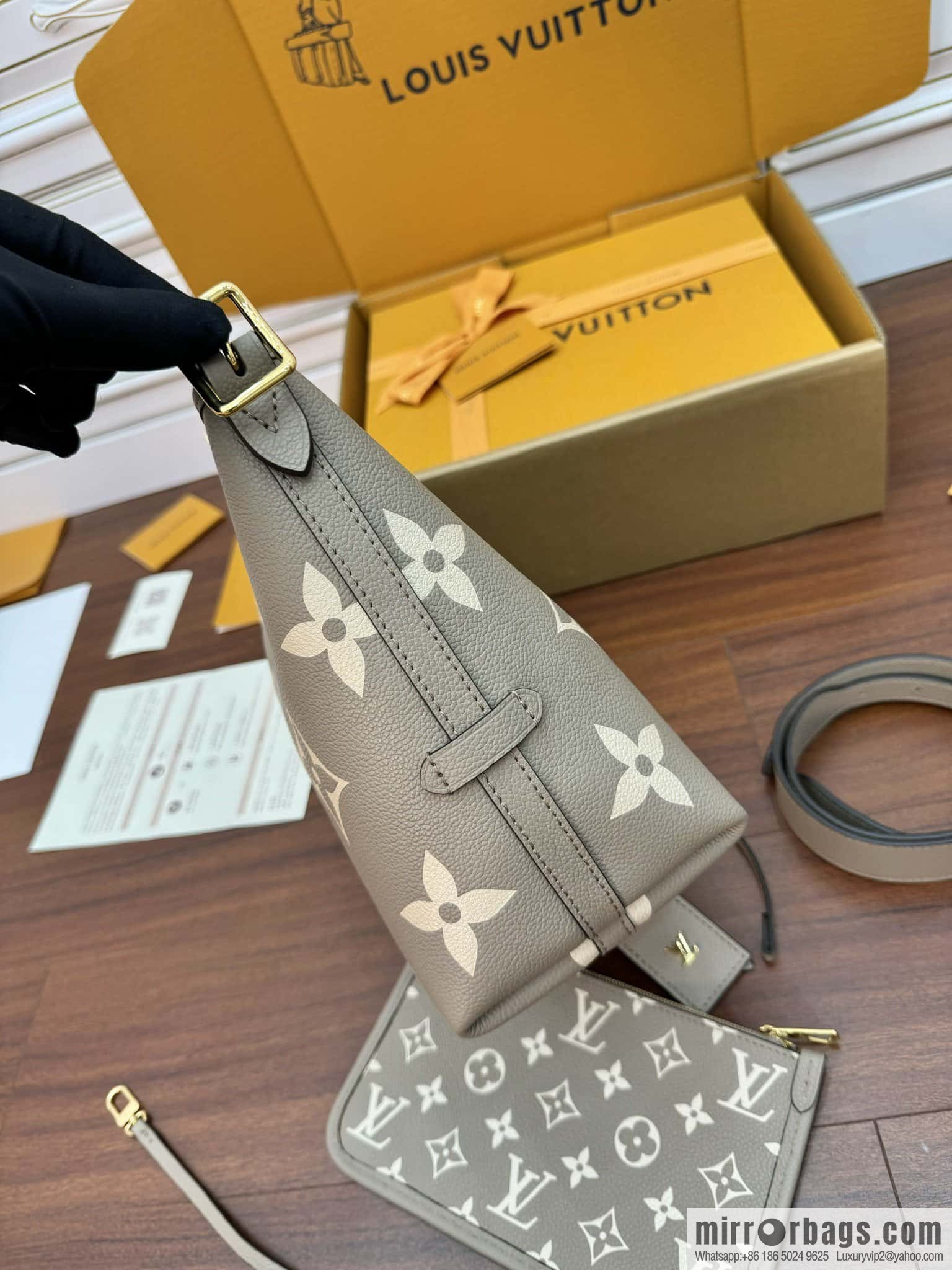 LV M47180 CARRYALL Small handbag