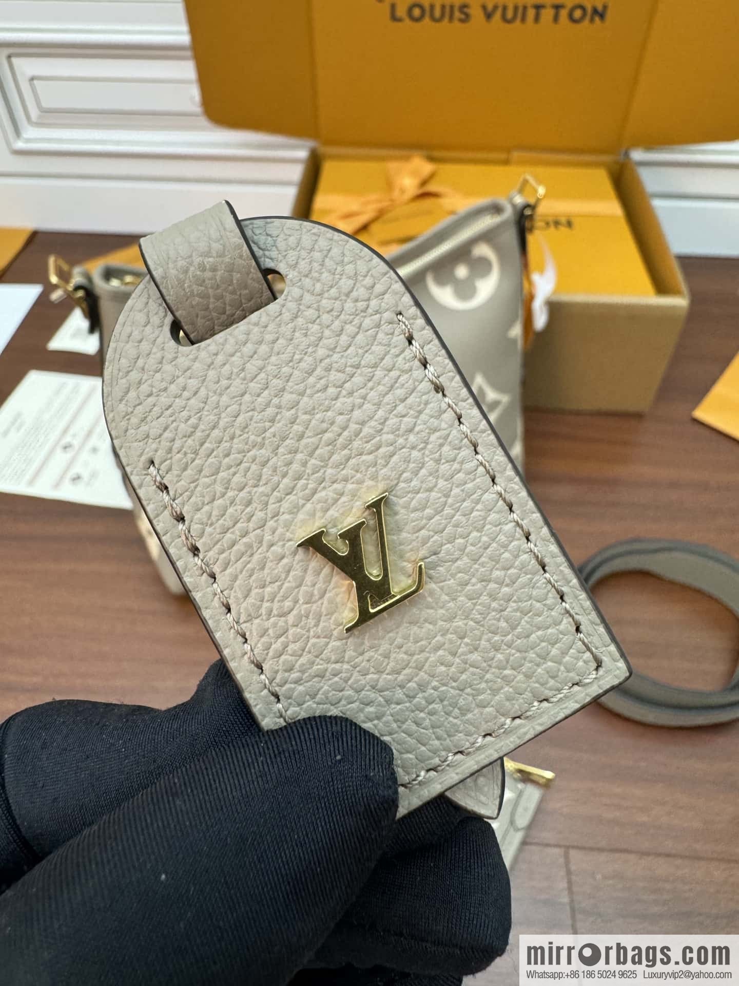 LV M47180 CARRYALL Small handbag