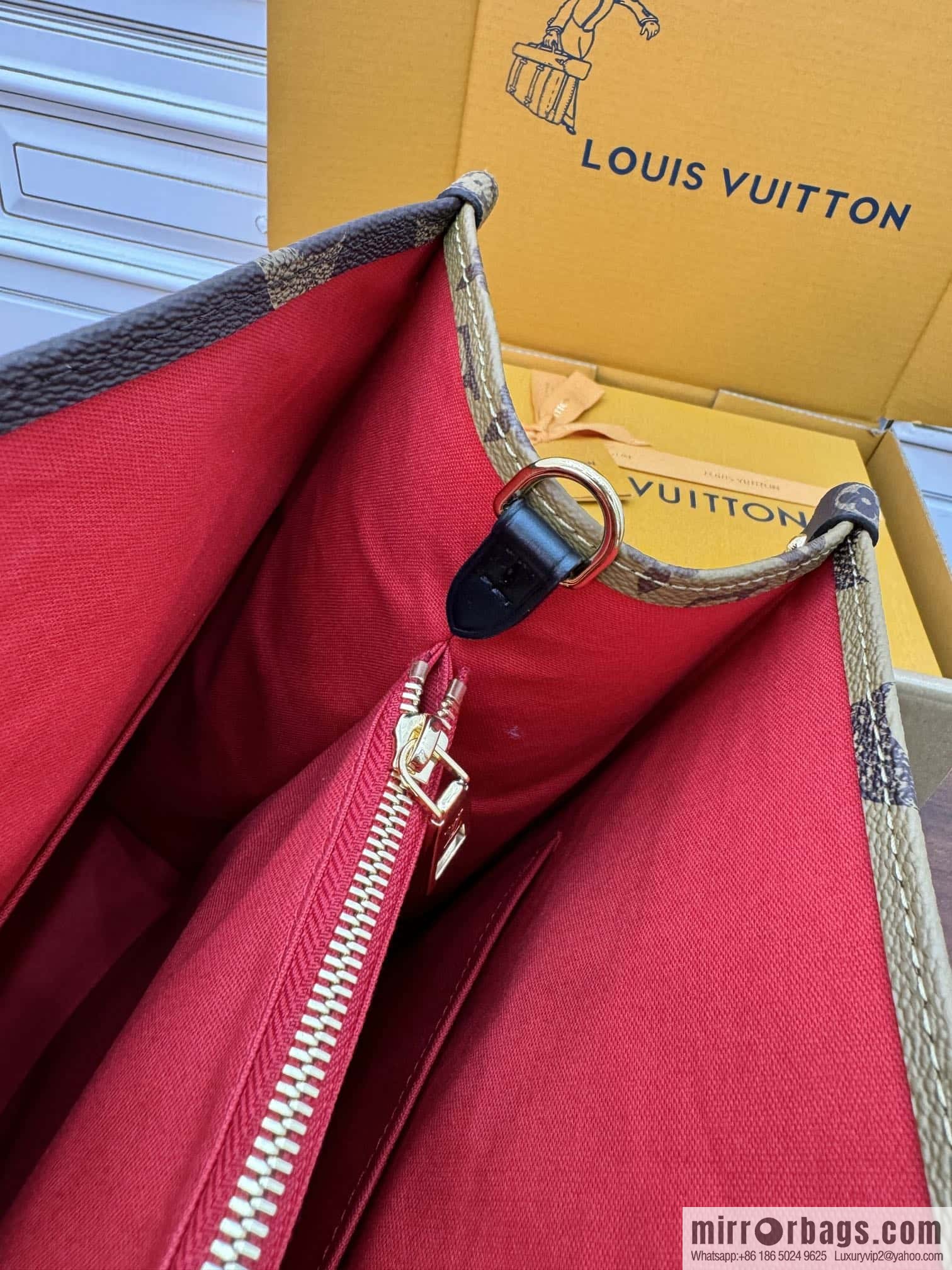 LV M46823 ONTHEGO VOYAGE BAG
