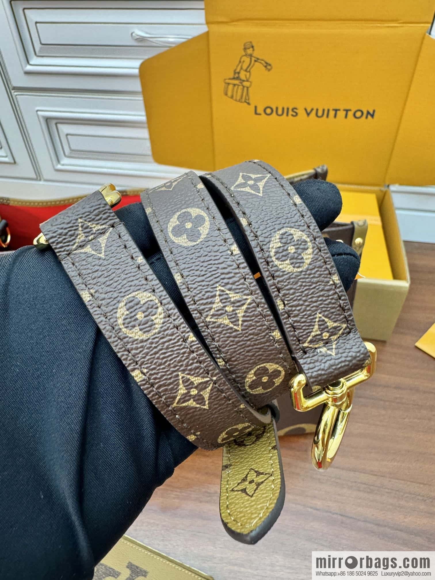 LV M46823 ONTHEGO VOYAGE BAG
