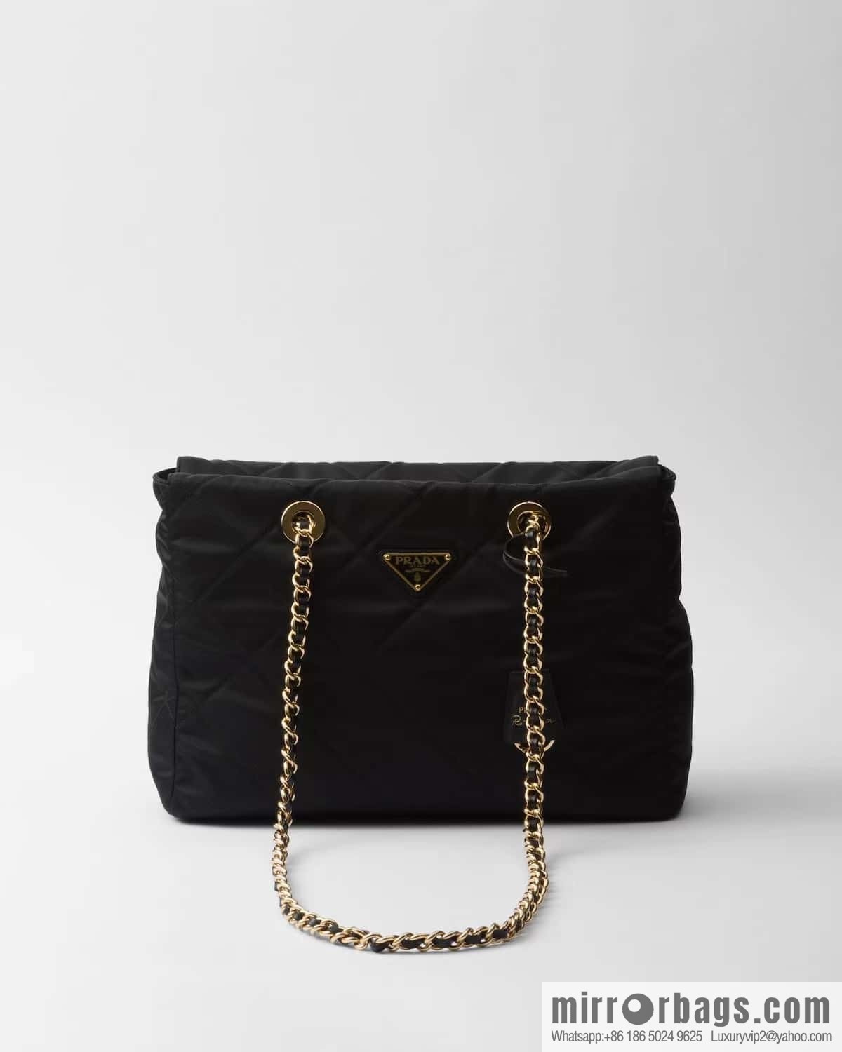 PRADA 🎉 medieval zipper medium 🎉 1BG529
