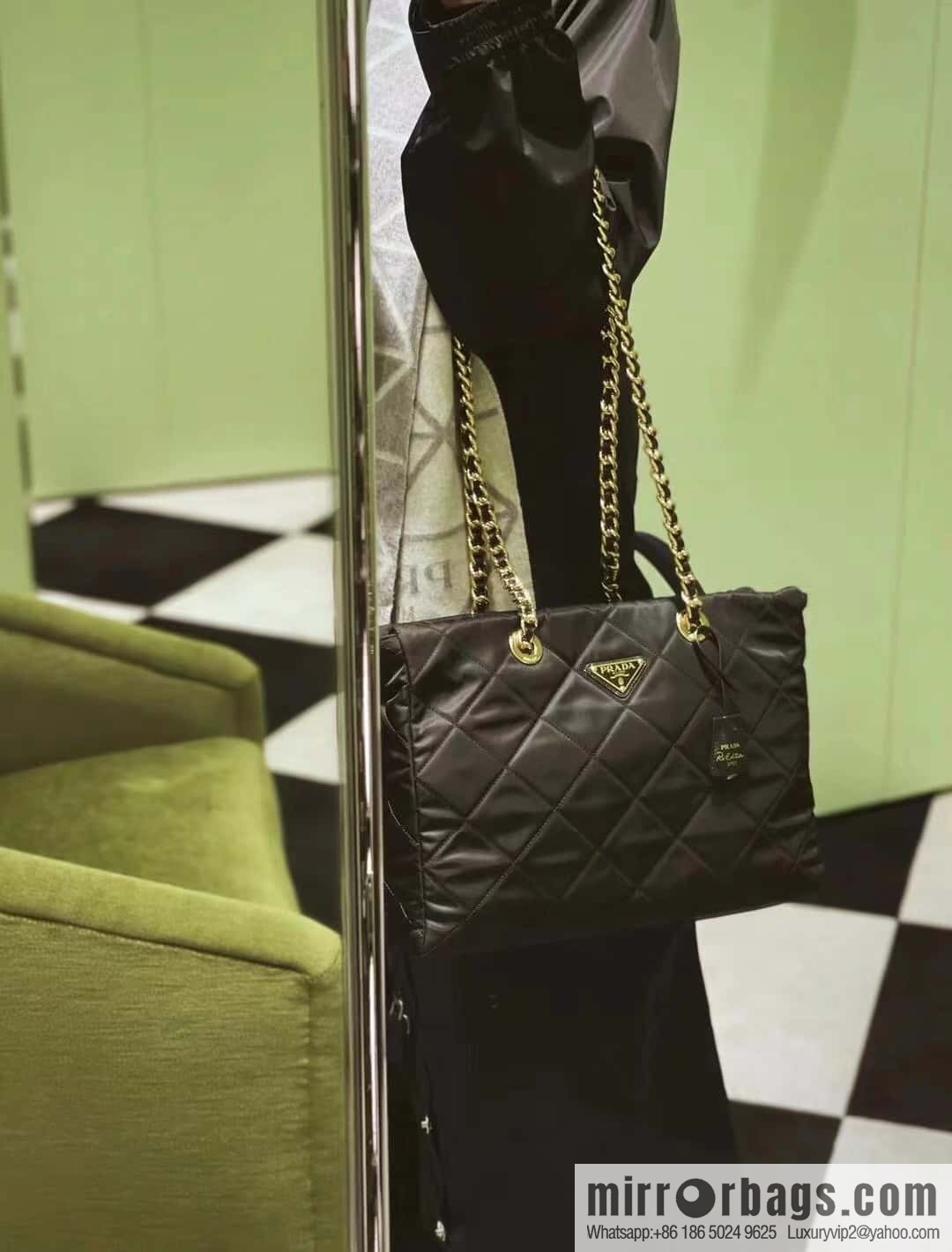 PRADA 🎉 medieval zipper medium 🎉 1BG529