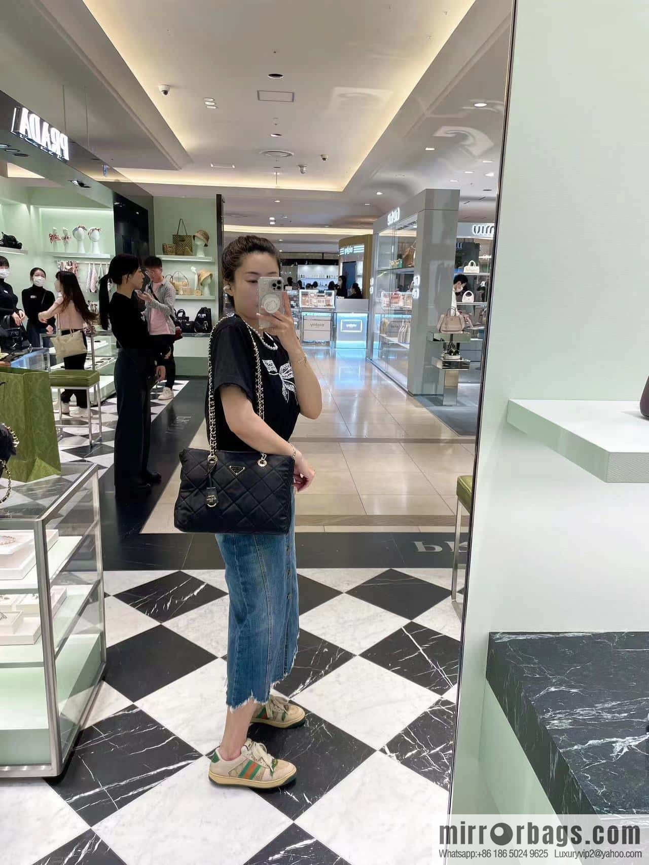 PRADA 🎉 medieval zipper medium 🎉 1BG529