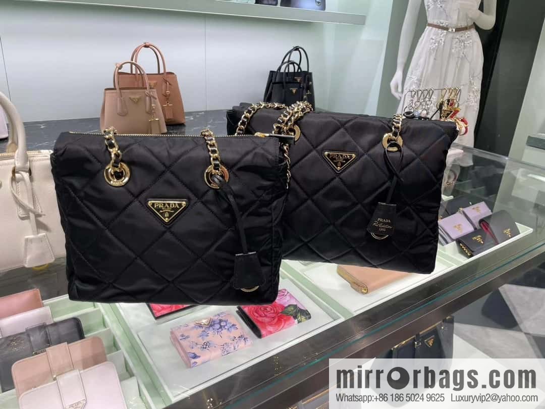 PRADA 🎉 medieval zipper medium 🎉 1BG529