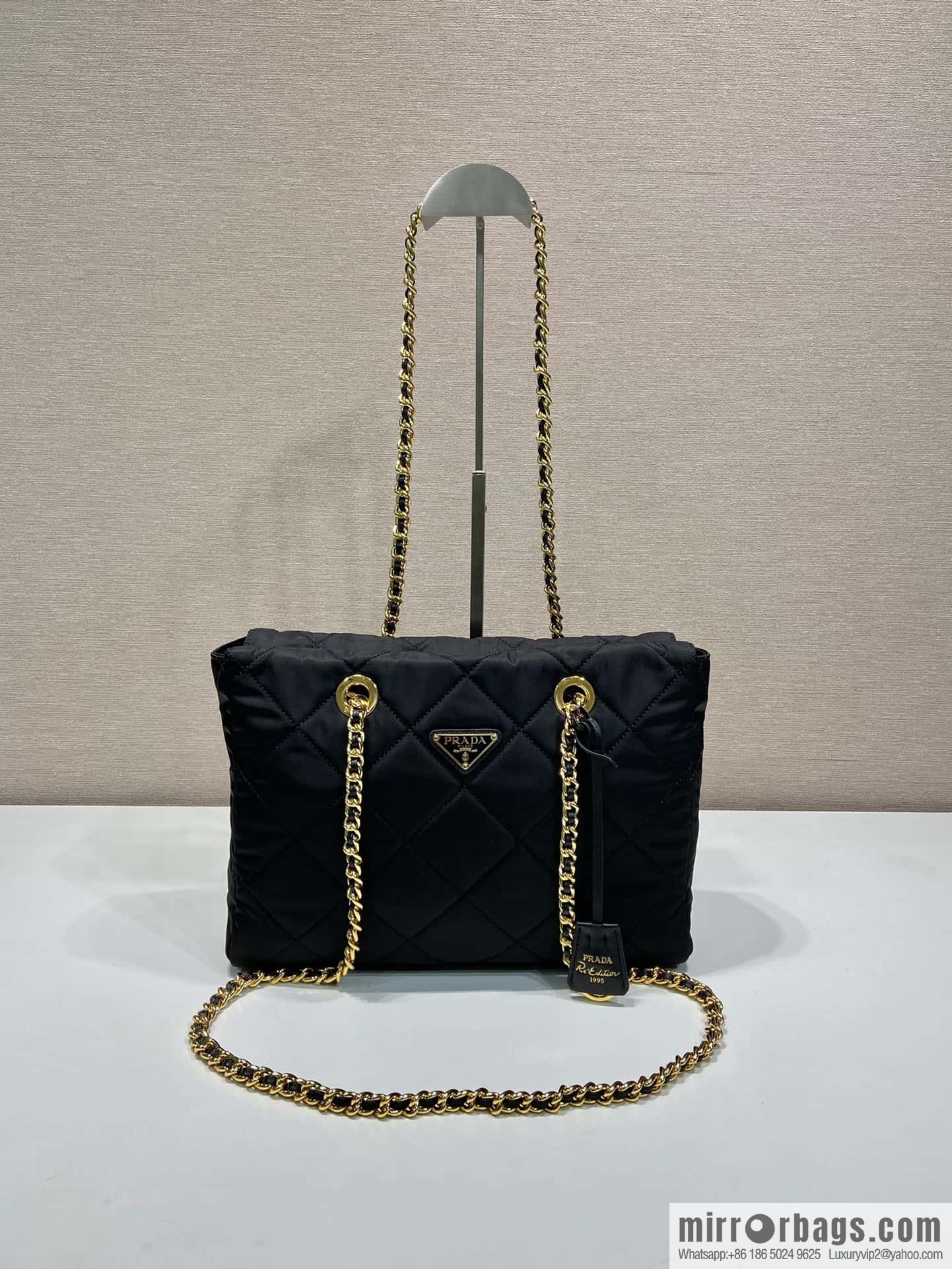 PRADA 🎉 medieval zipper medium 🎉 1BG529