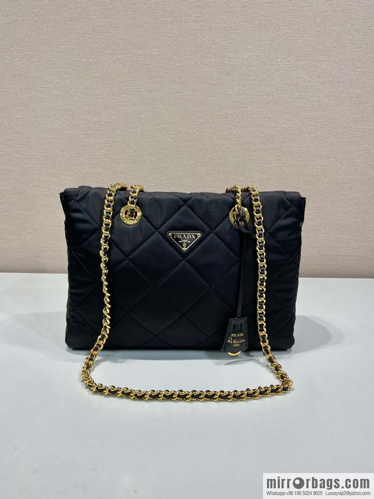 PRADA 🎉 medieval zipper medium 🎉 1BG529