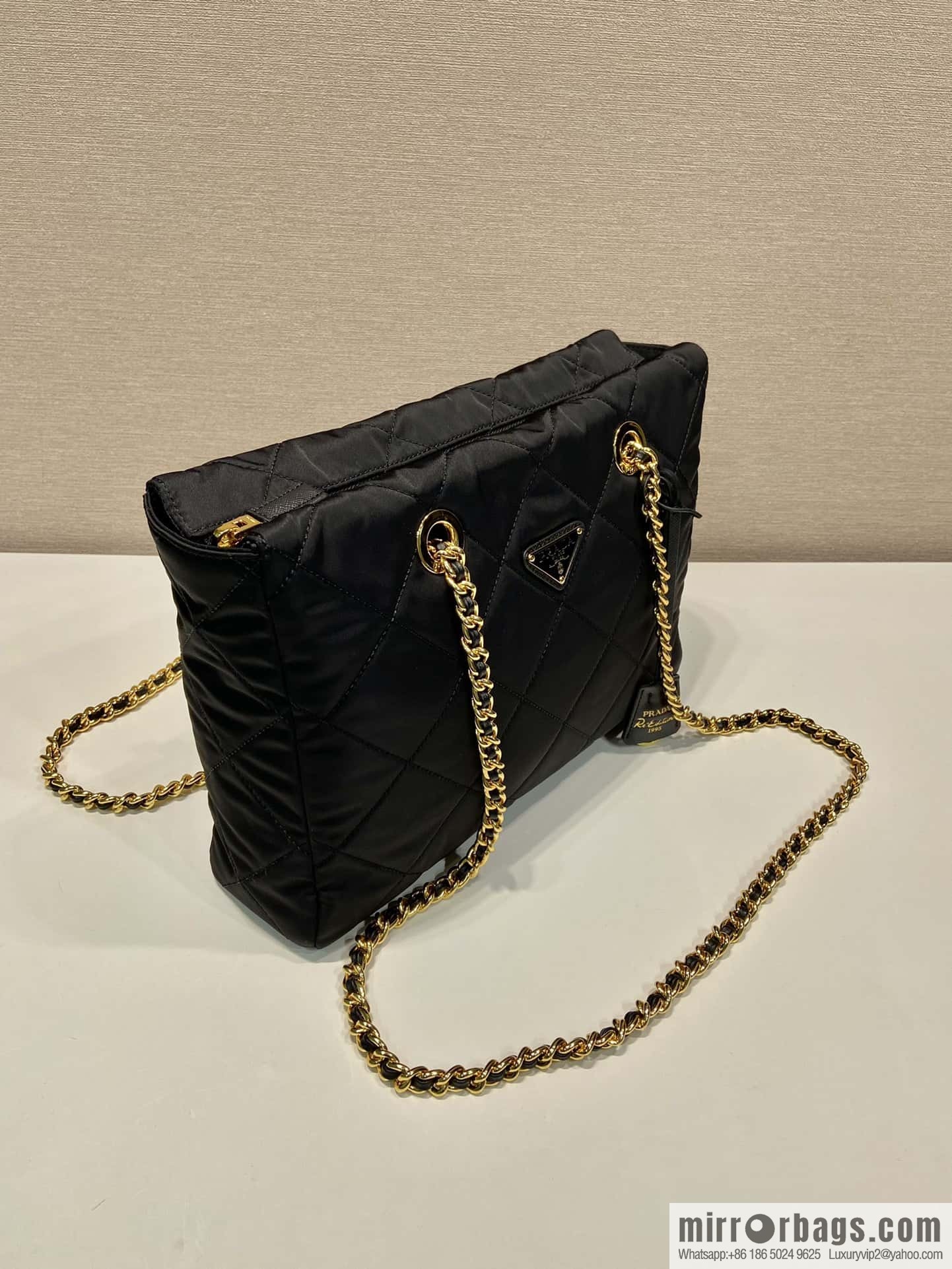 PRADA 🎉 medieval zipper medium 🎉 1BG529