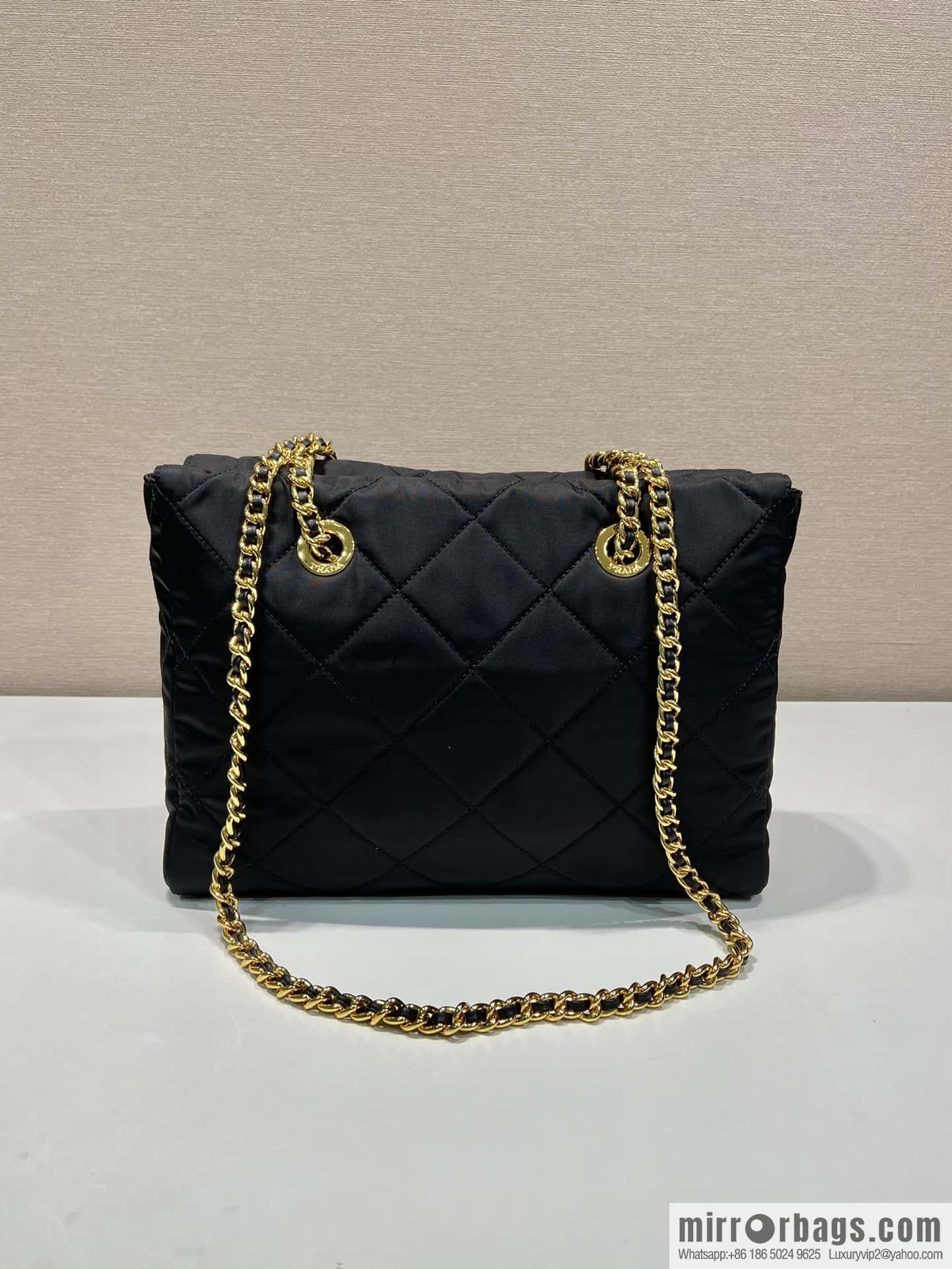PRADA 🎉 medieval zipper medium 🎉 1BG529
