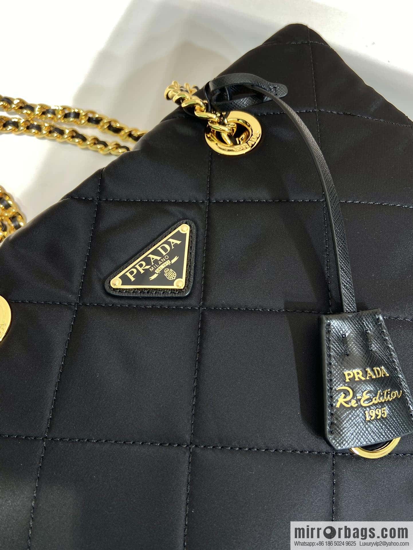 PRADA 🎉 medieval zipper medium 🎉 1BG529