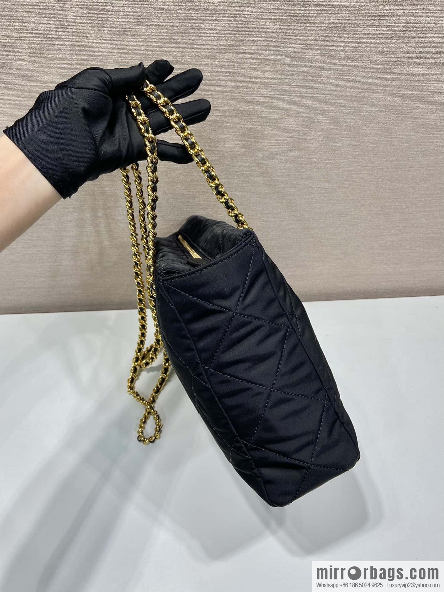 PRADA 🎉 medieval zipper medium 🎉 1BG529