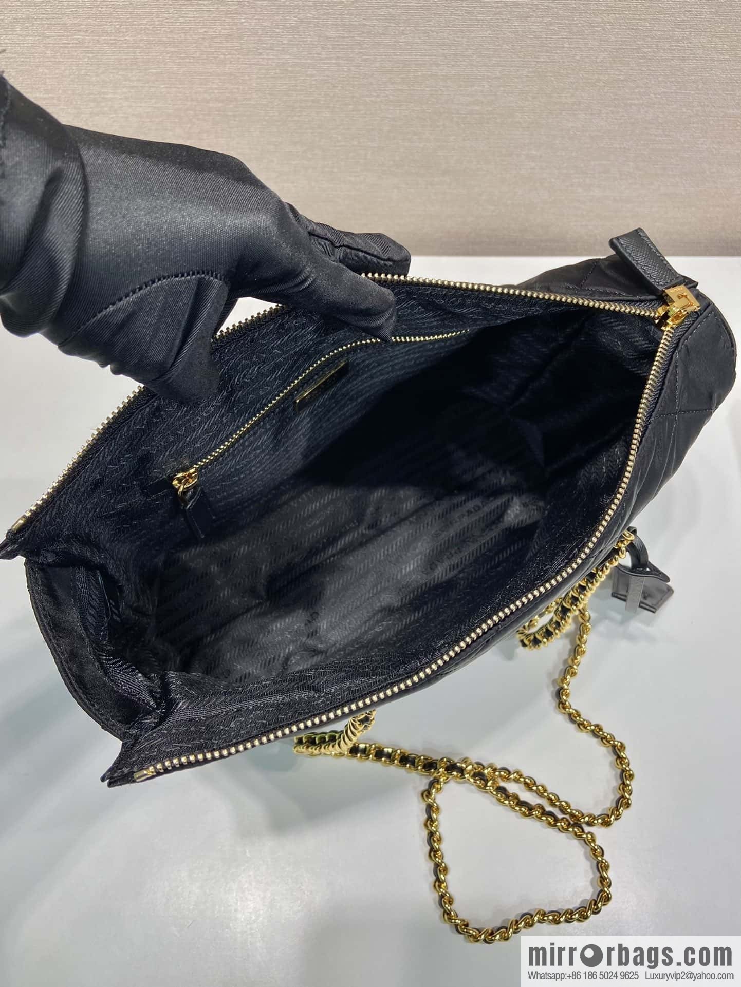 PRADA 🎉 medieval zipper medium 🎉 1BG529