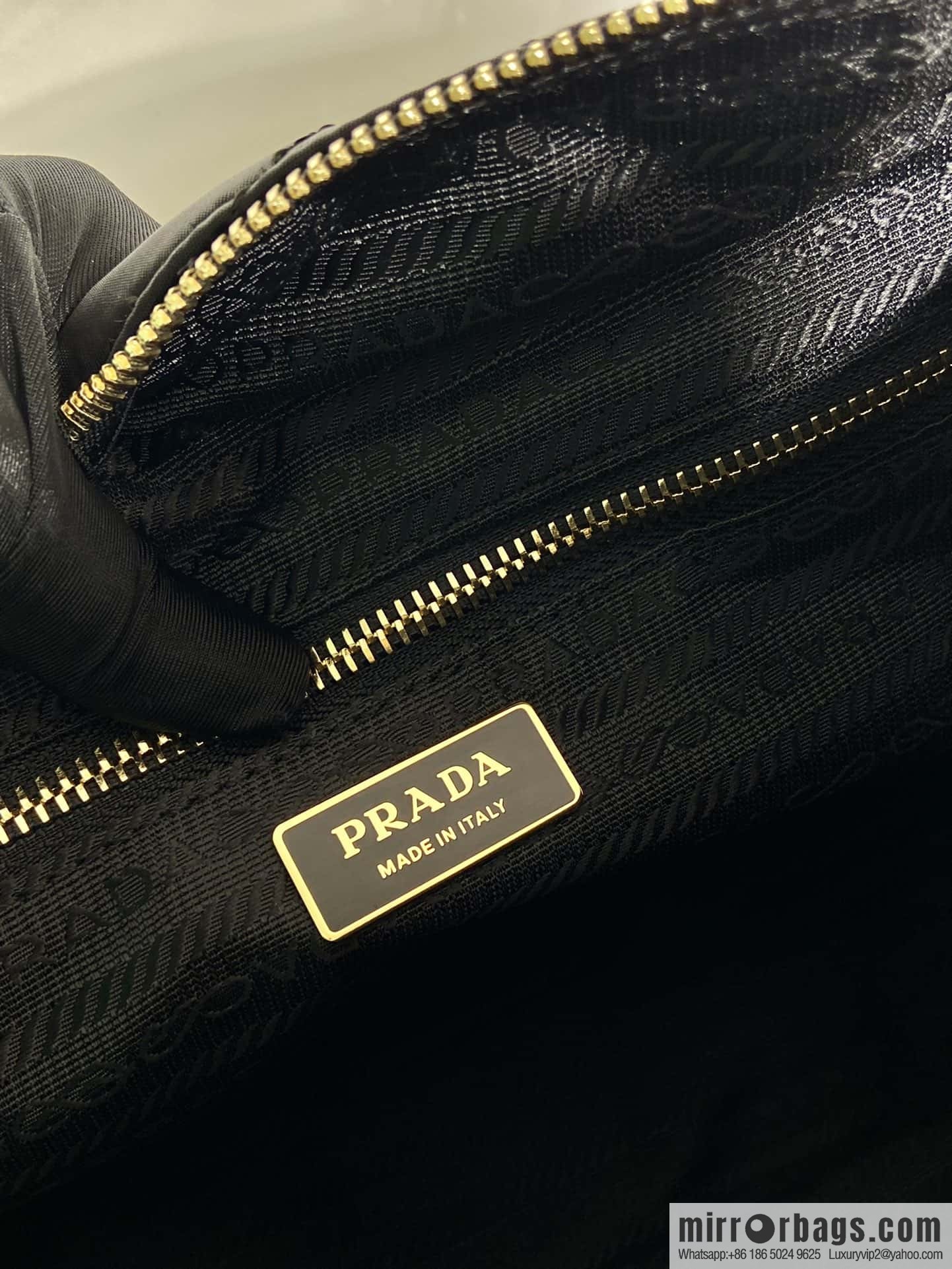 PRADA 🎉 medieval zipper medium 🎉 1BG529