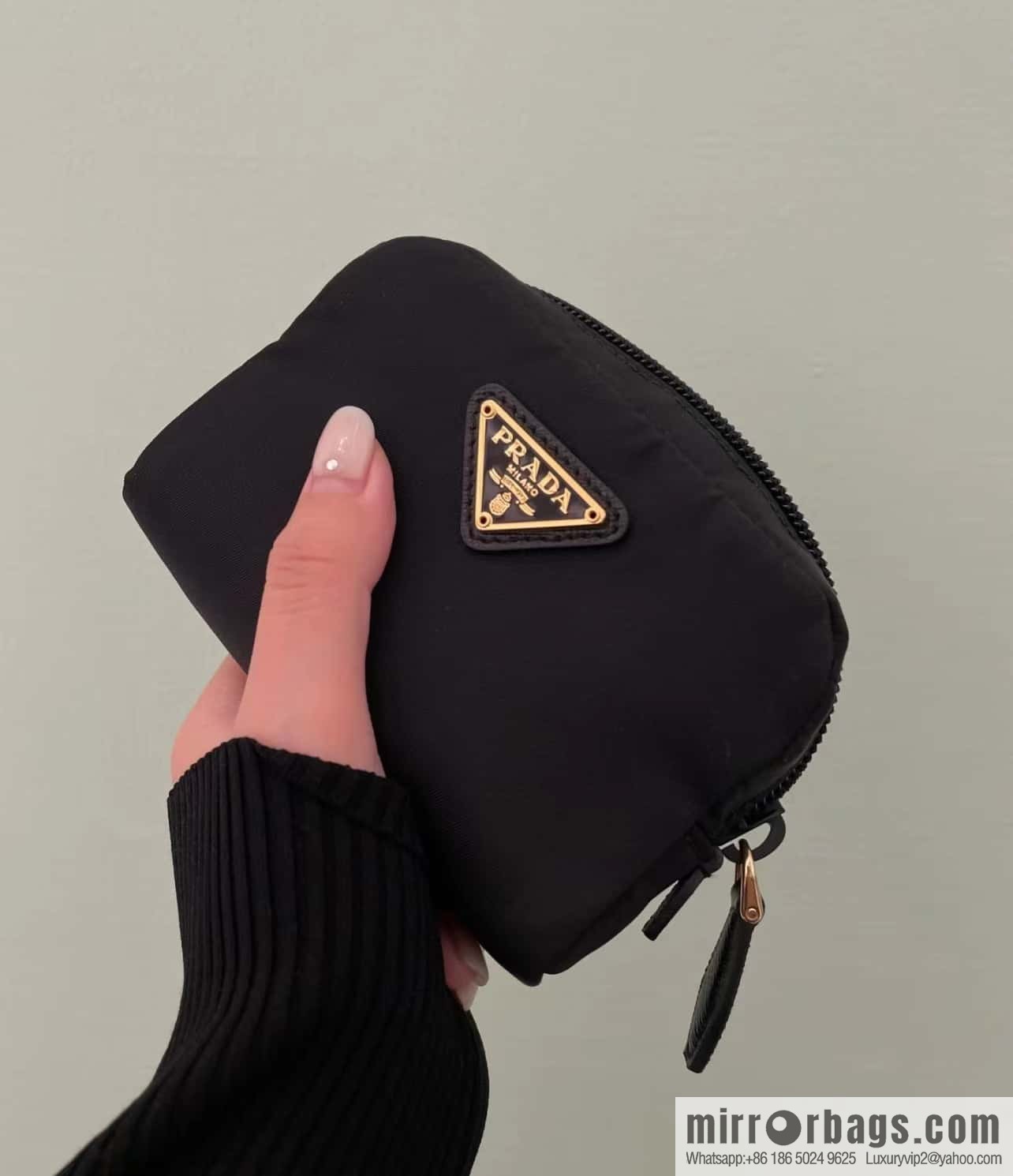 Prada 🎉 small hand bag 🎉 1NA339/K