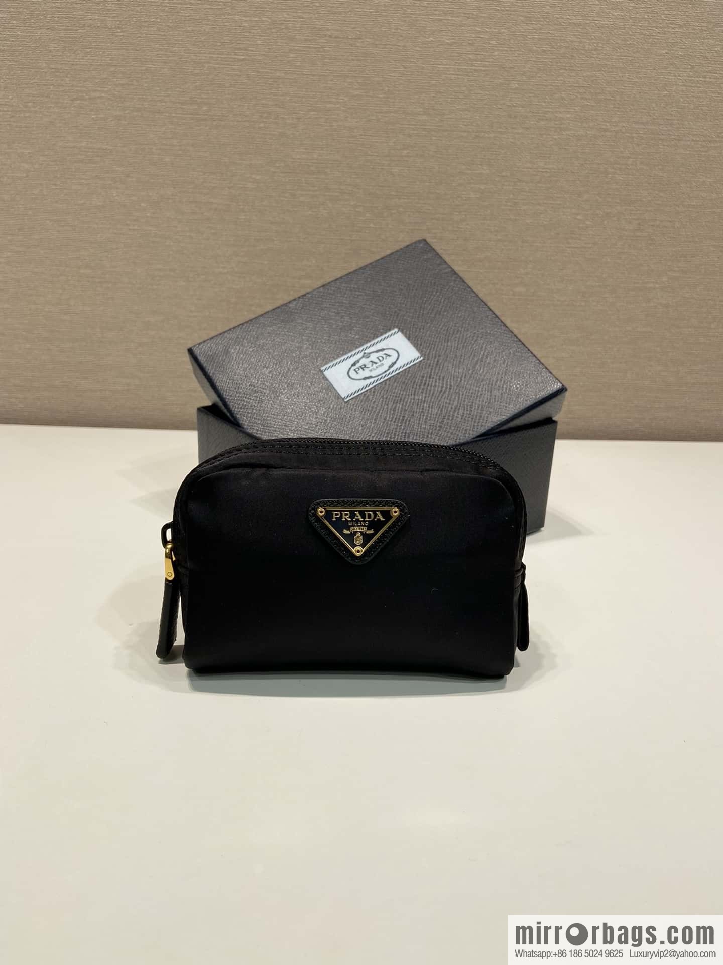 Prada 🎉 small hand bag 🎉 1NA339/K