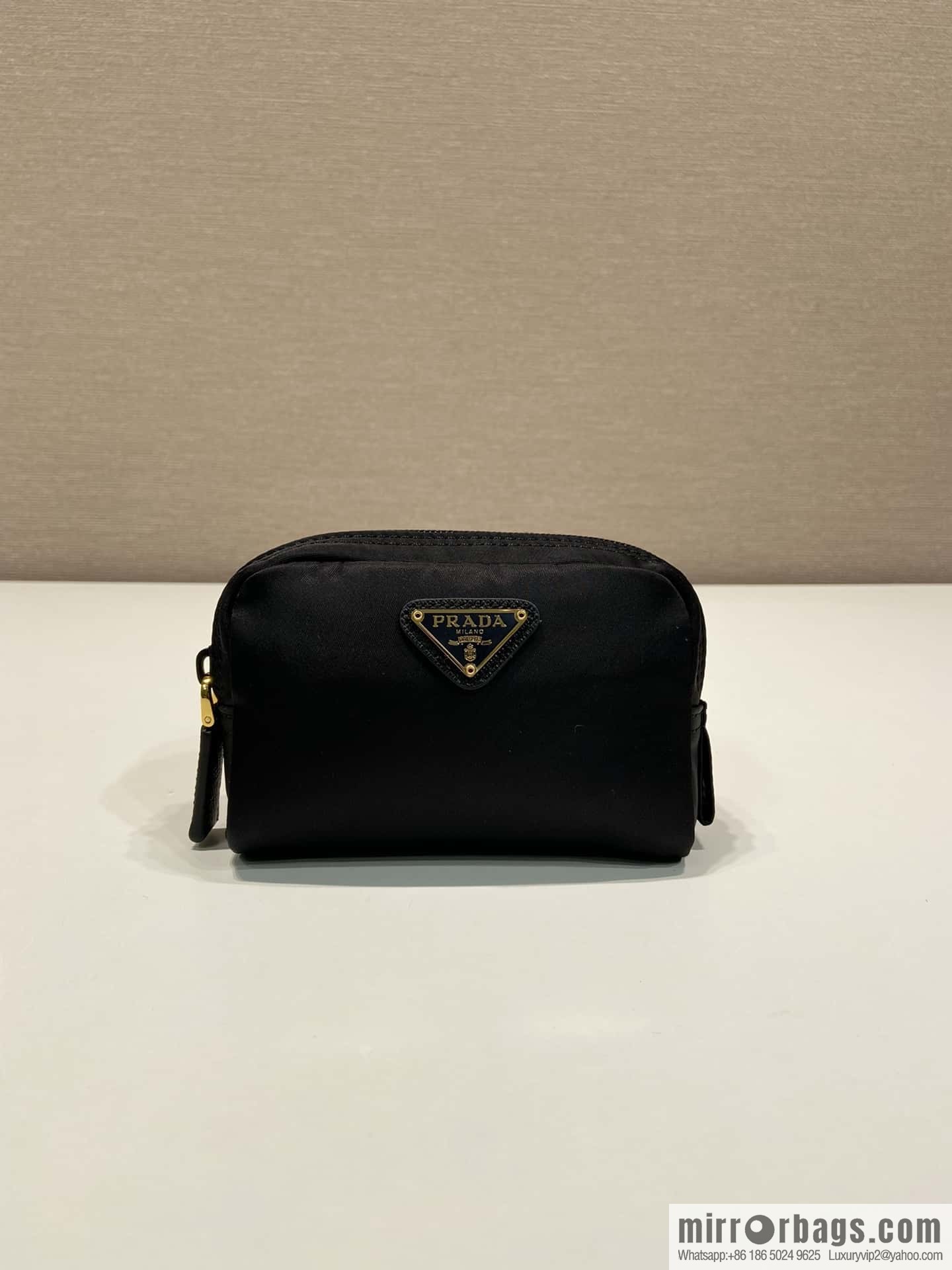 Prada 🎉 small hand bag 🎉 1NA339/K